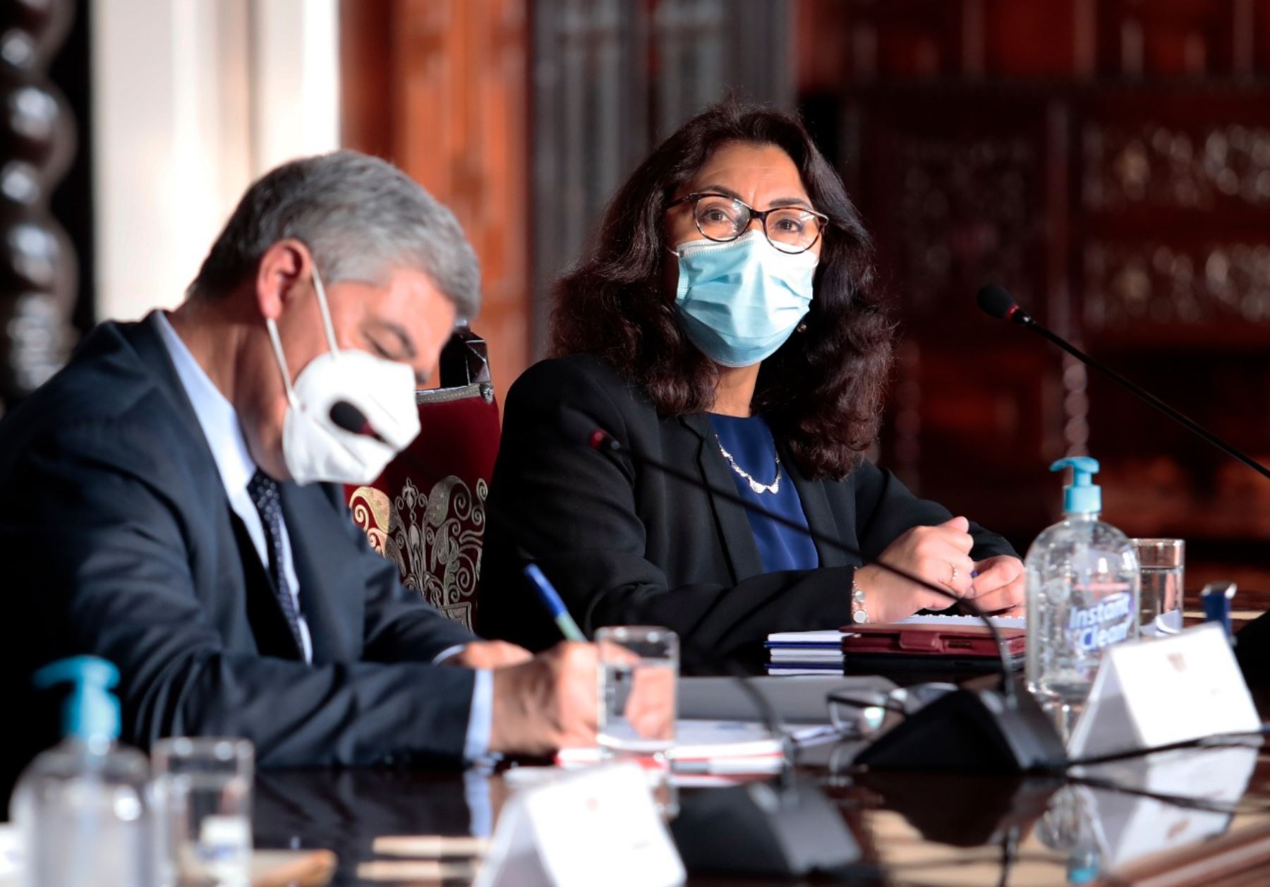 De acuerdo a la cuenta de Twitter de la Presidencia del Consejo de Ministros, también estuvo presente en la reunión, la jefa del Gabinete Ministerial, Violeta Bermúdez. Foto: PCM