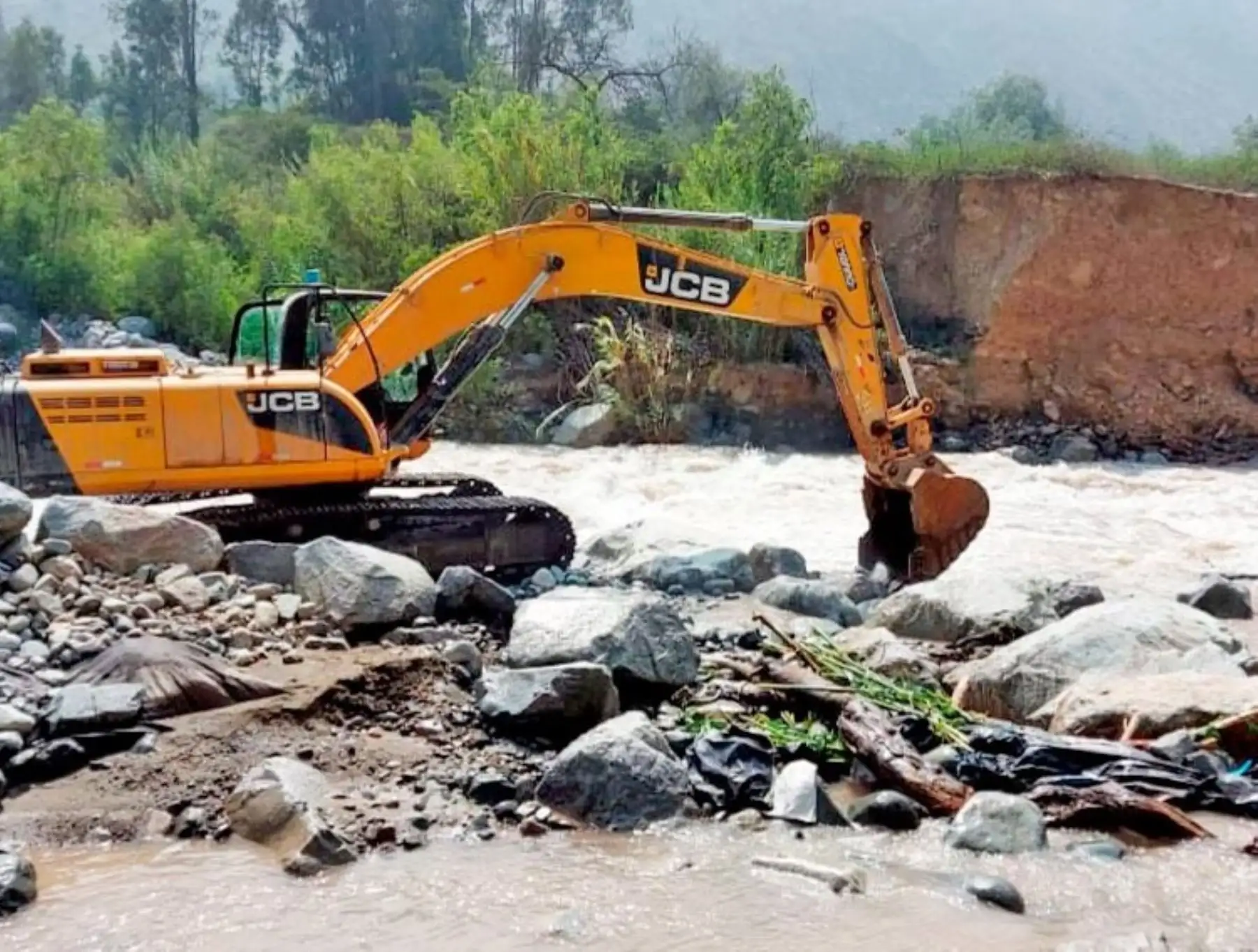 Región Lima desplaza maquinaria pesada para atender emergencias causadas por lluvias intensas que se presentan en las zonas altoandinas.