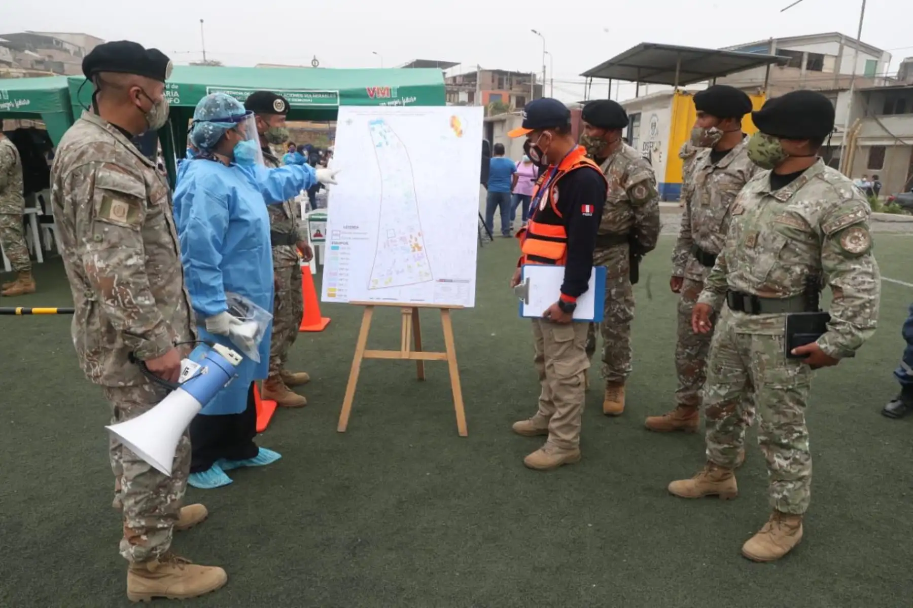 Fuerzas Armadas están desplegadas en diversos puntos del país para llevar a cabo la Operación Tayta. Atención primaria en salud para las personas más vulnerables.
Foto:ANDINA/MINDEF