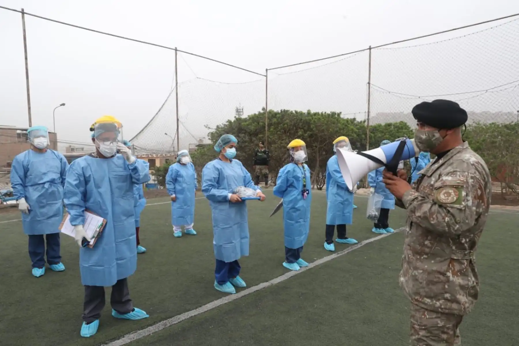 Fuerzas Armadas están desplegadas en diversos puntos del país para llevar a cabo la Operación Tayta. Atención primaria en salud para las personas más vulnerables.
Foto:ANDINA/MINDEF