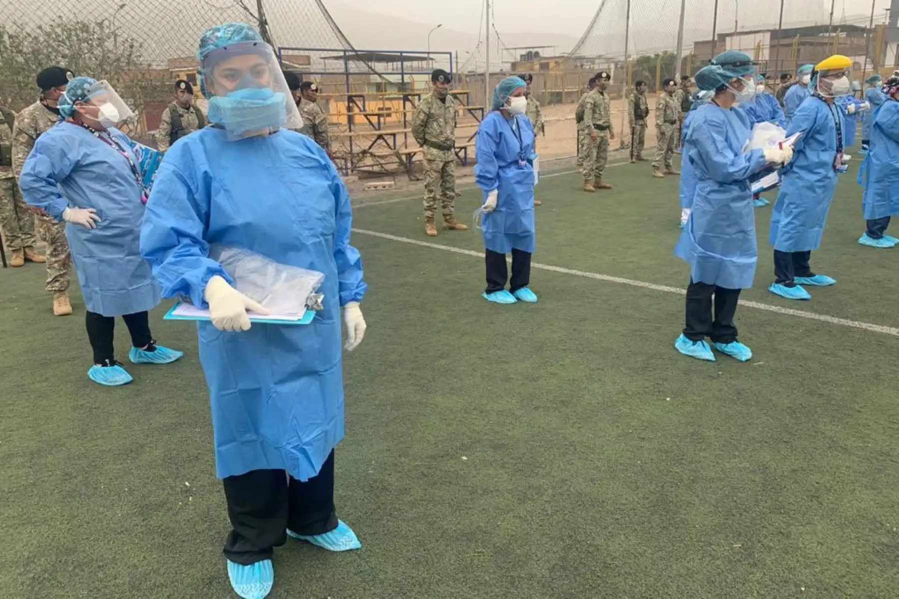 Fuerzas Armadas están desplegadas en diversos puntos del país para llevar a cabo la Operación Tayta. Atención primaria en salud para las personas más vulnerables.
Foto:ANDINA/MINDEF