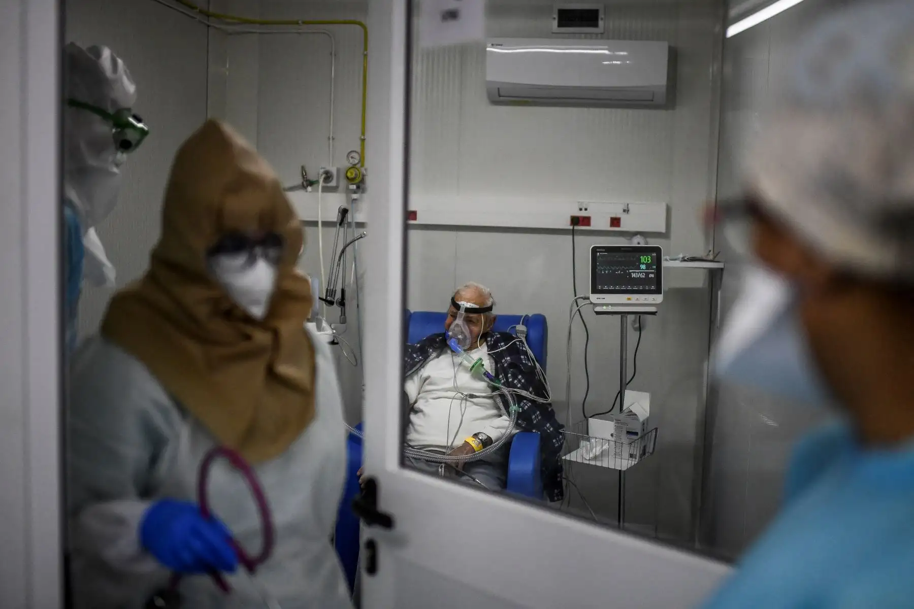 Médicos atienden a un paciente en la sala de emergencias Covid-19 del hospital Santa Maria en Lisboa. Portugal ha sufrido un número récord de muertes y hospitalizaciones por coronavirus en las últimas 24 horas, lo que hace inevitable un nuevo bloqueo, el país dijo el primer ministro. Foto: AFP