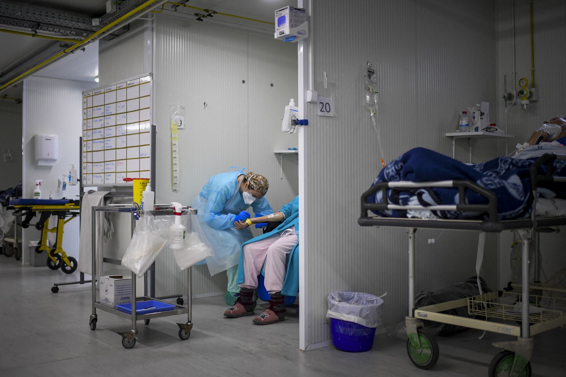 Médicos atienden a un paciente en la sala de emergencias Covid-19 del hospital Santa Maria en Lisboa. Portugal ha sufrido un número récord de muertes y hospitalizaciones por coronavirus en las últimas 24 horas, lo que hace inevitable un nuevo bloqueo, el país dijo el primer ministro. Foto: AFP