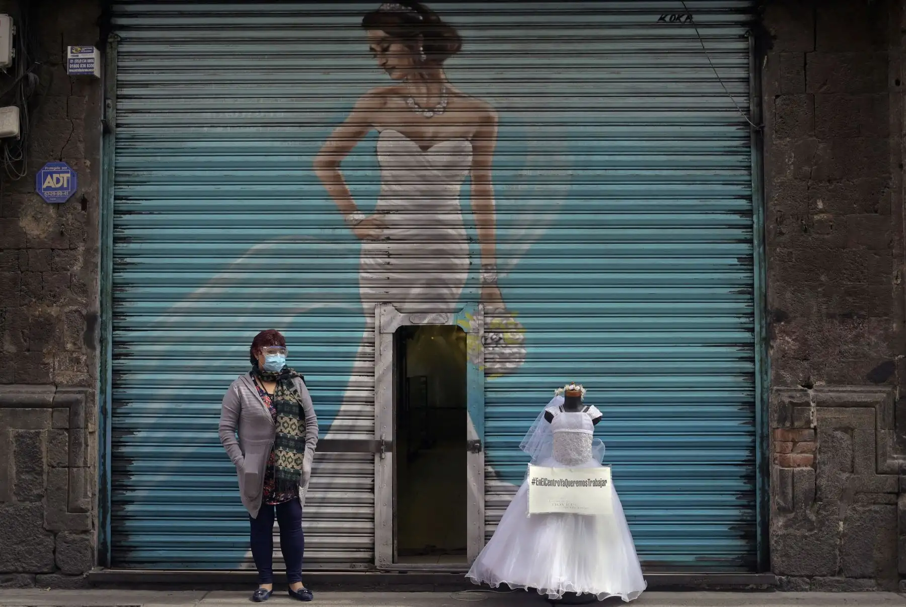 Un vendedor de vestidos para novias protesta con maniquíes en las calles del centro de la Ciudad de México. Los vendedores exigen que se les permita abrir sus tiendas, ya que el Gobierno de la ciudad prohibió estas tiendas en un esfuerzo para reducir las infecciones por COVID-19. Foto: AFP