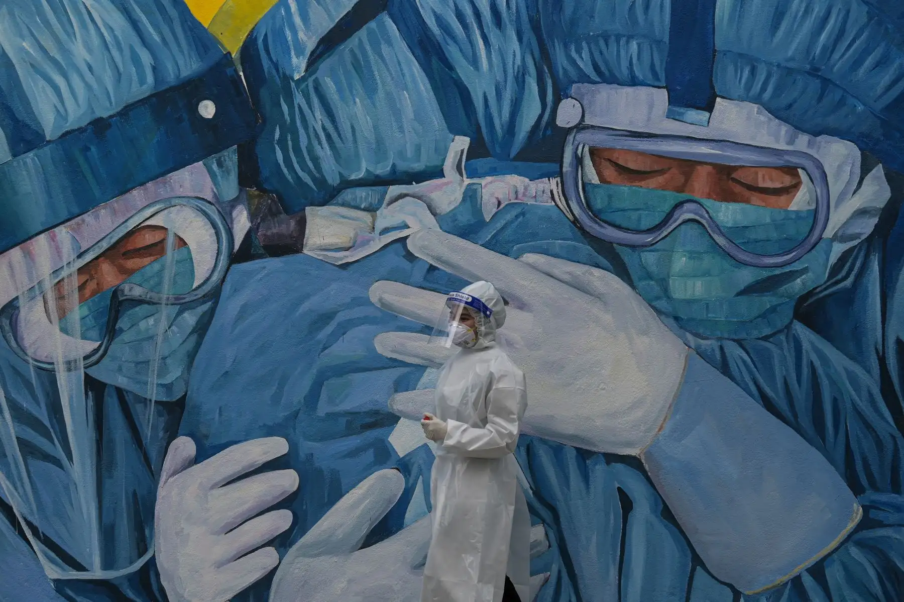 Un personal médico con un traje de protección espera en el centro de pruebas de detección Covid-19 en la Clínica Privada Ajwa en Shah Alam en las afueras de Kuala Lumpur un 12 de enero de 2021, mientras el rey de Malasia declaró un estado de emergencia nacional para combatir la nueva ola de coronavirus. (Foto: AFP)