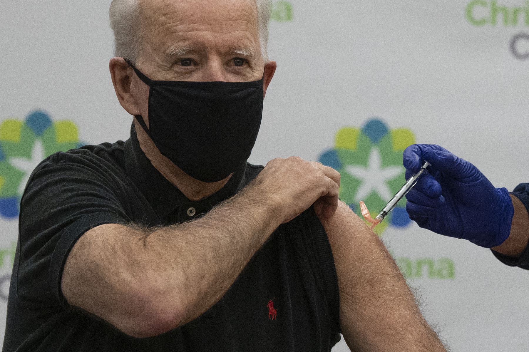 El presidente electo de EE. UU., Joe Biden, recibe el segundo curso de la vacuna Pfizer-BioNTech Covid-19 el 11 de enero de 2021 en el Hospital Christiana en Newark, Delaware, administrado por el director ejecutivo de enfermería Ric Cuming. Foto: AFP