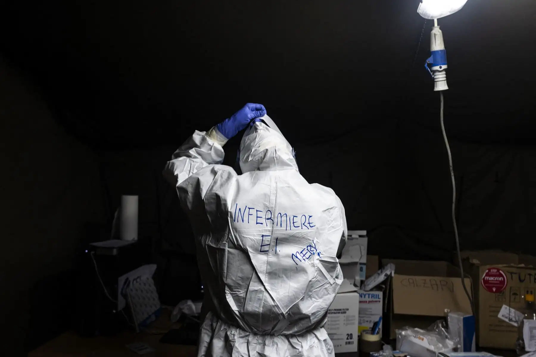 Una trabajadora médica ajusta su traje de protección en un centro de pruebas para COVID-19 instalado por el Ejército italiano en el estacionamiento del estadio de la Juventus en Turín. Italia ha sido uno de los países más afectados por la pandemia Covid-19, con más de 75.000 muertes hasta ahora. Foto: AFP