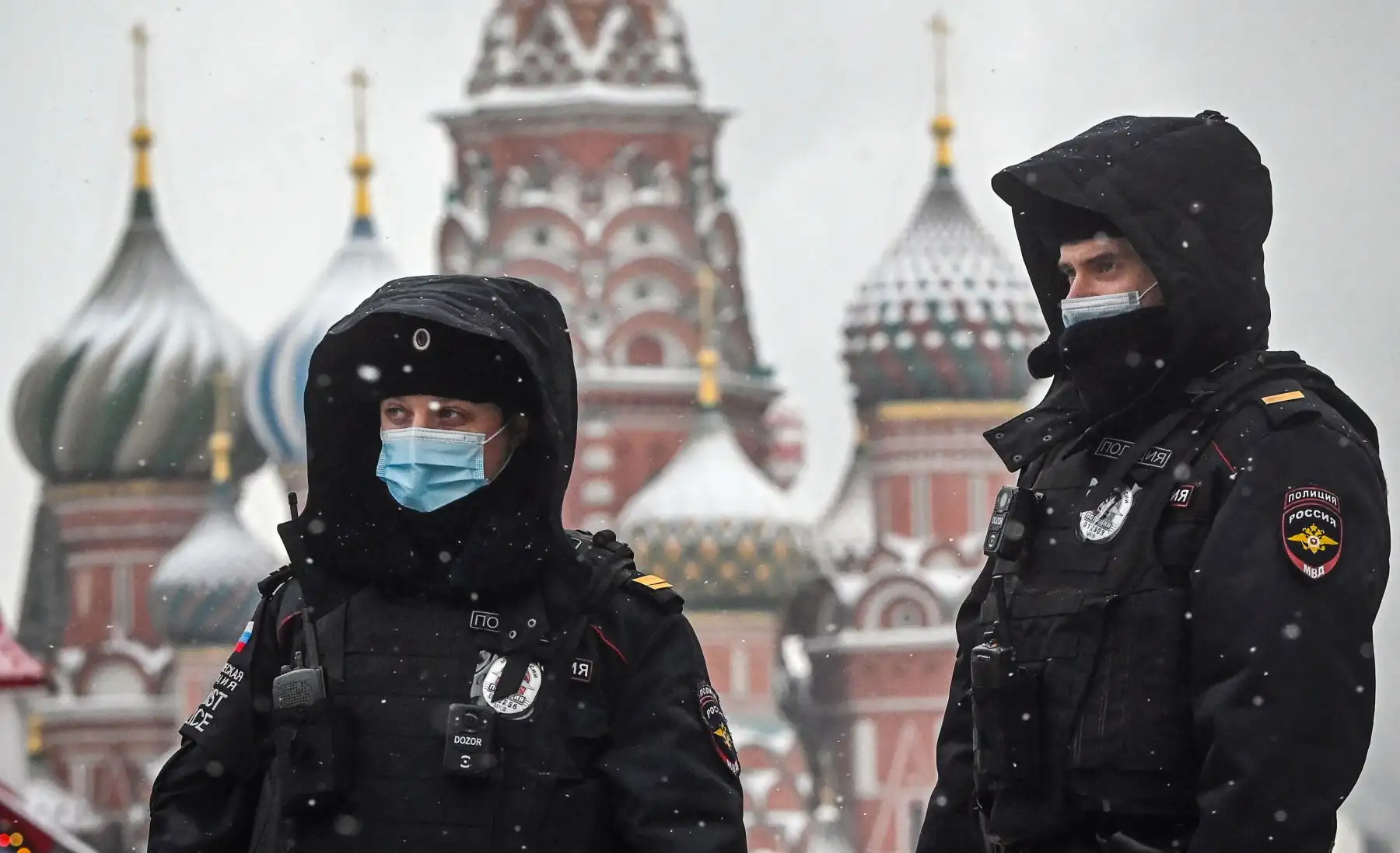 Agentes de policía rusos con mascarillas caminan por la Plaza Roja frente a la catedral de San Basilio en el centro de Moscú, en medio de la crisis relacionada con la pandemia Covid-19 causada por el nuevo coronavirus. - Rusia confirmó 22,934 nuevos casos diarios de Covid-19, incluidos 5,001 en Moscú. Foto: AFP