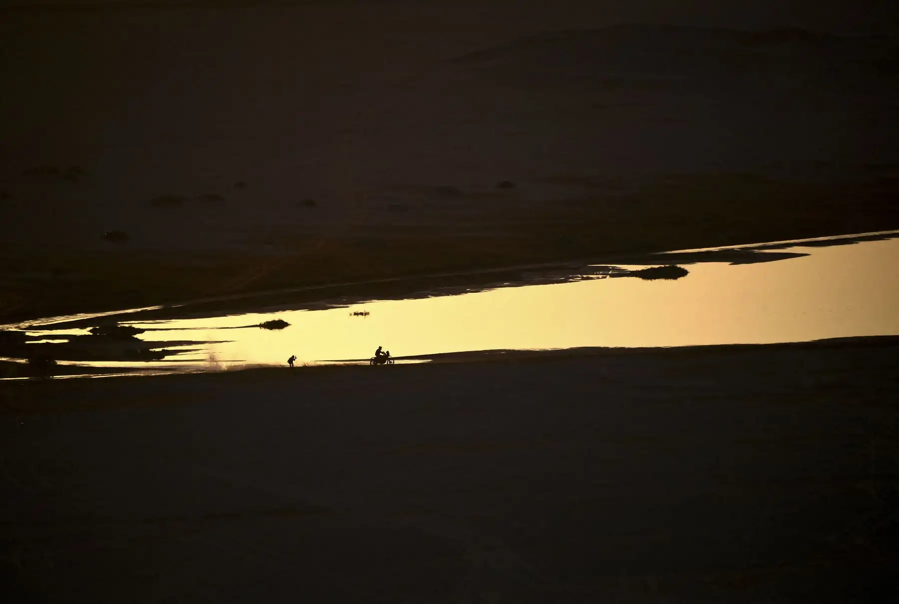 El motociclista británico Sam Sunderland impulsa sus Ktm junto al Mar Rojo durante la etapa 9 del Rally Dakar 2021 en Neom, Arabia Saudita. Foto: AFP