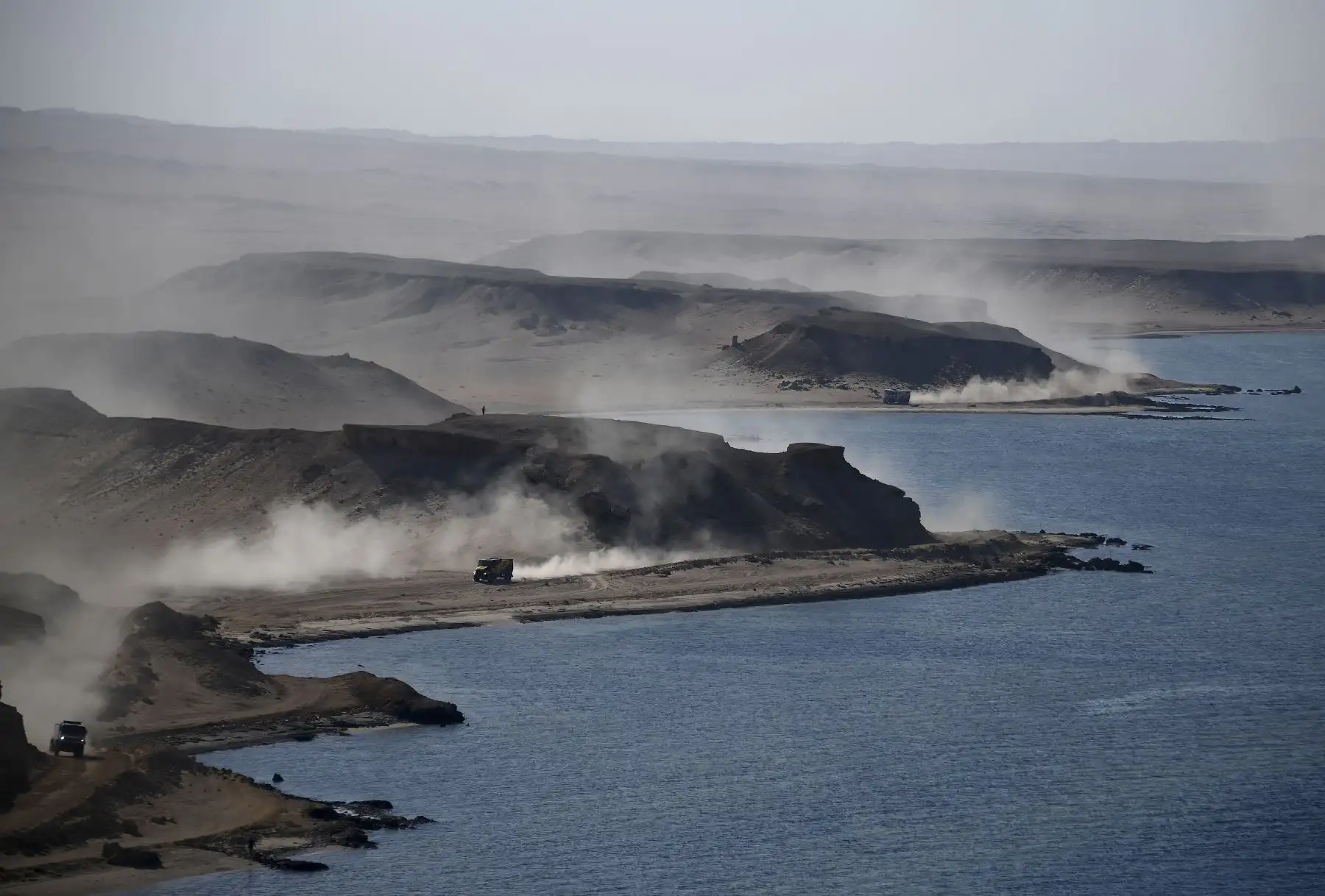 El piloto de Mini Stephane Peterhansel y su copiloto Edouard Boulanger de Francia compiten por el Mar Rojo durante la etapa 9 del Rally Dakar 2021 alrededor de Neom, Arabia Saudita. Foto: AFP