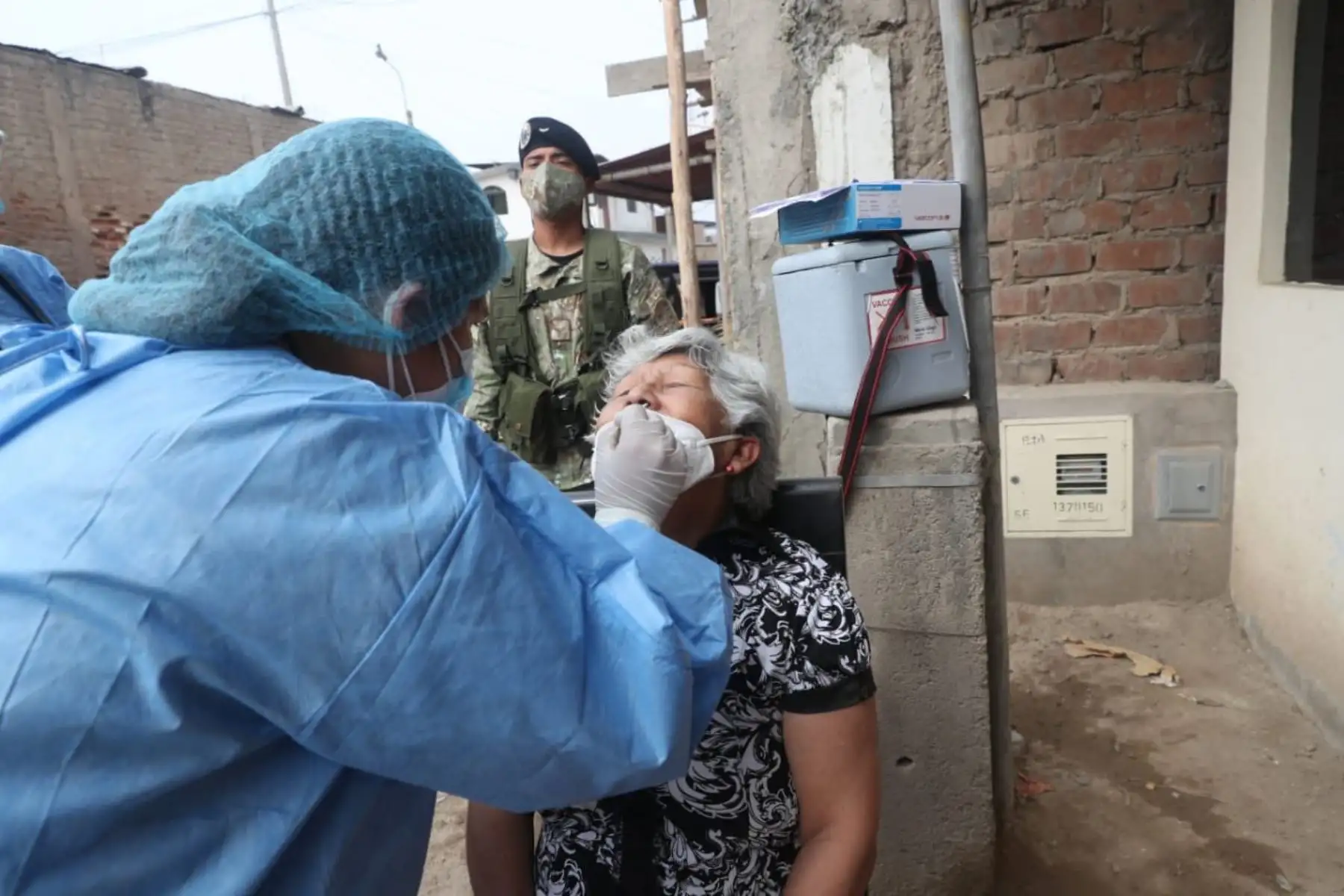 Fuerzas Armadas están desplegadas en diversos puntos del país para llevar a cabo la Operación Tayta. Atención primaria en salud para las personas más vulnerables, Esto es lo que está ocurriendo en Villa María del Triunfo.
Foto:ANDINA/MindefPeru