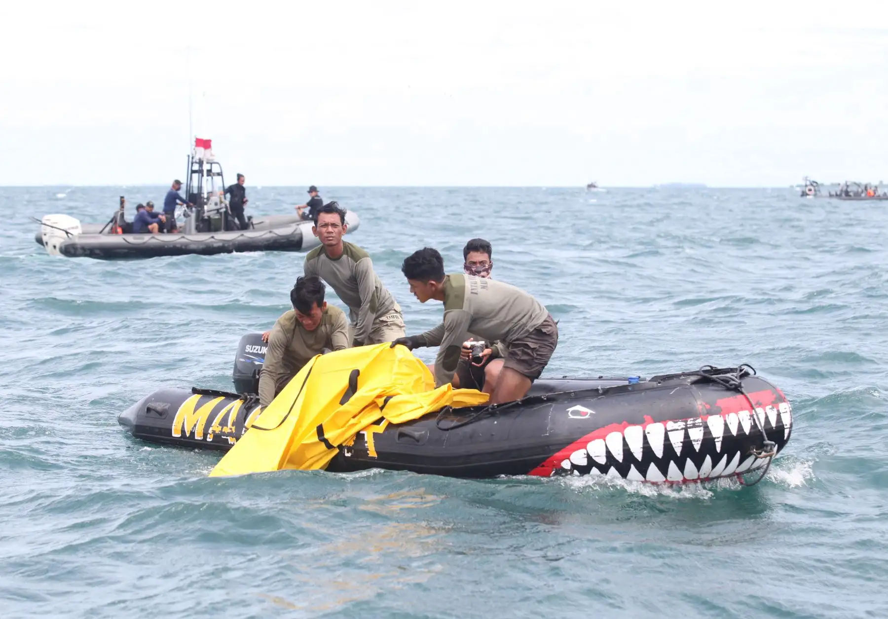 Un buzo de la marina prepara el registrador de datos de vuelo antes de una conferencia de prensa mientras el equipo de búsqueda y rescate realiza operaciones frente a la costa para el vuelo SJ182 Boeing 737-500 de Sriwijaya Air que se estrelló el 9 de enero en el puerto de Tanjung Priok en Yakarta. Foto: AFP