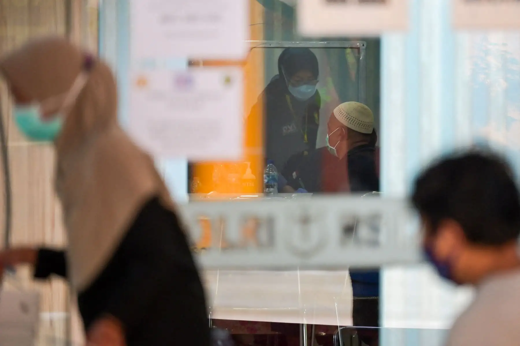 Un familiar de una de las 62 personas a bordo del vuelo SJ182 de Sriwijaya Air, que se estrelló poco después del despegue el 9 de enero, visita un hospital policial para realizar una prueba de ADN en Yakarta. Foto: AFP