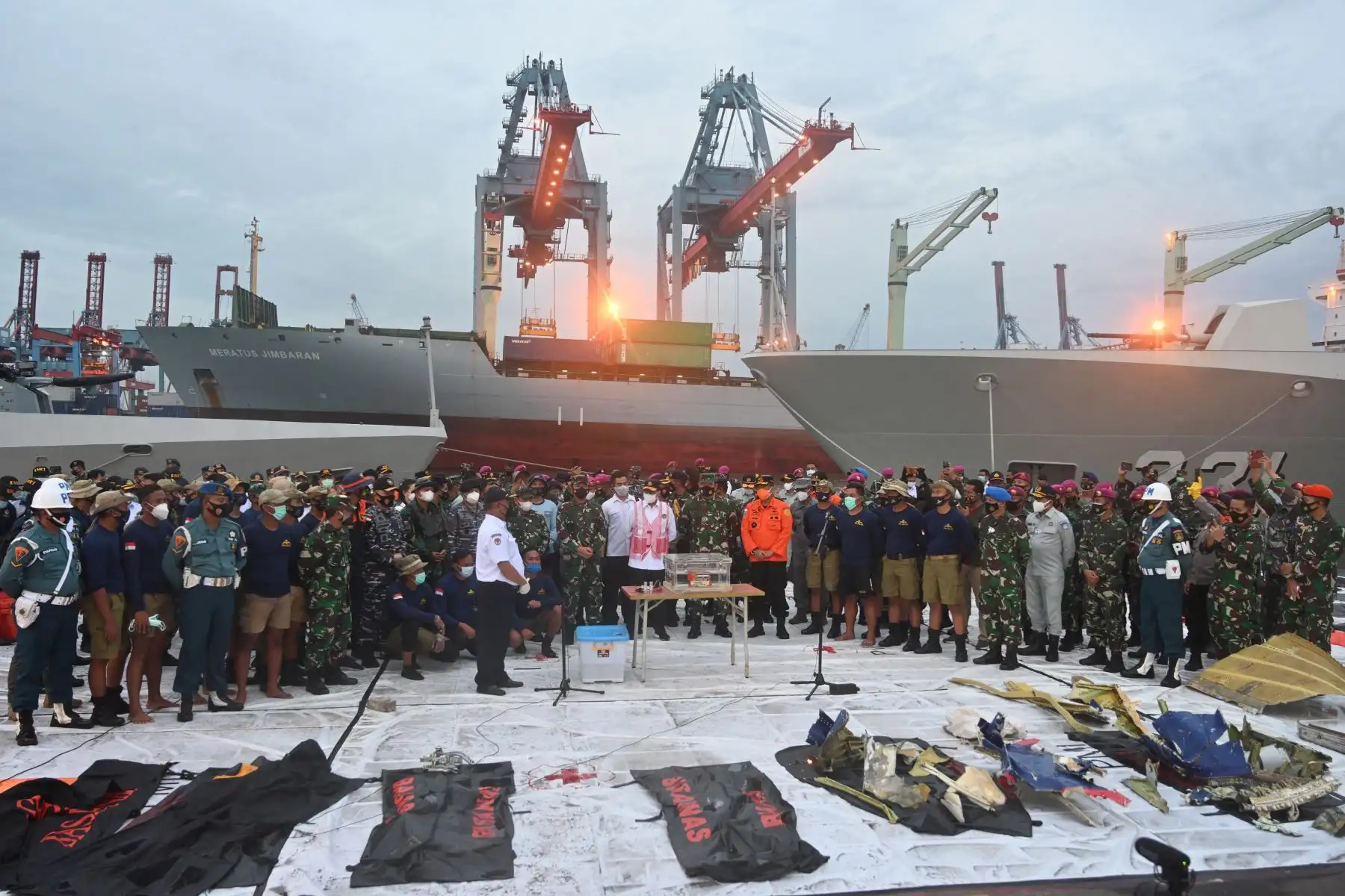 efe del Comité Nacional de Seguridad del Transporte, habla a los periodistas durante una conferencia de prensa mientras el equipo de búsqueda y rescate realiza operaciones frente a la costa para el vuelo de Sriwijaya Air SJ182 Boeing 737-500 que se estrelló el 9 de enero en el puerto de Tanjung Priok en Yakarta. Foto: AFP