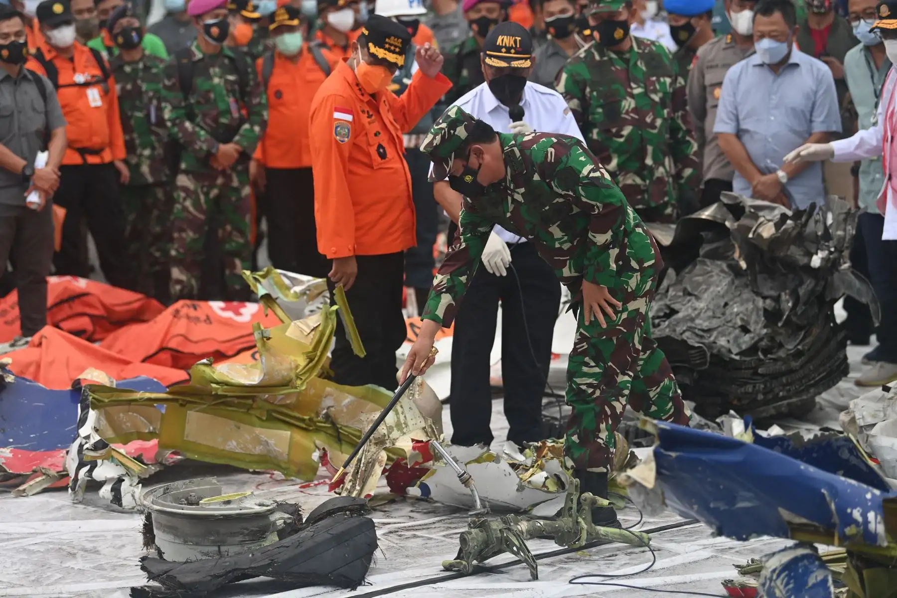 Encuentran caja negra del avión que cayó al mar con 62 personas en Indonesia. Foto: AFP
