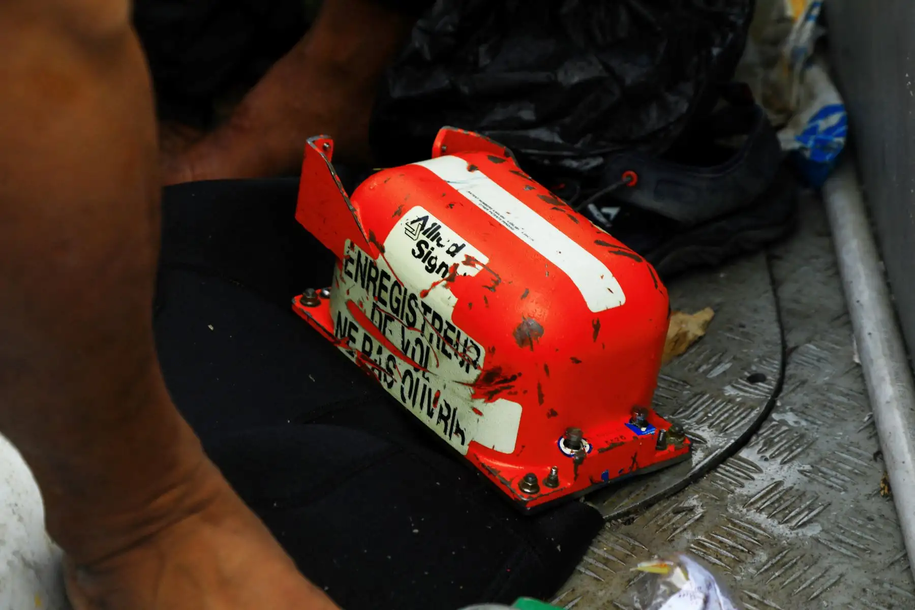 Los buzos de la Armada recuperaron el registrador de datos de vuelo del lugar del accidente frente a la costa de Yakarta el 12 de enero de 2021, en la búsqueda del vuelo SJ182 de Sriwijaya que se estrelló después del despegue de Yakarta el 9 de enero. Foto: AFP
