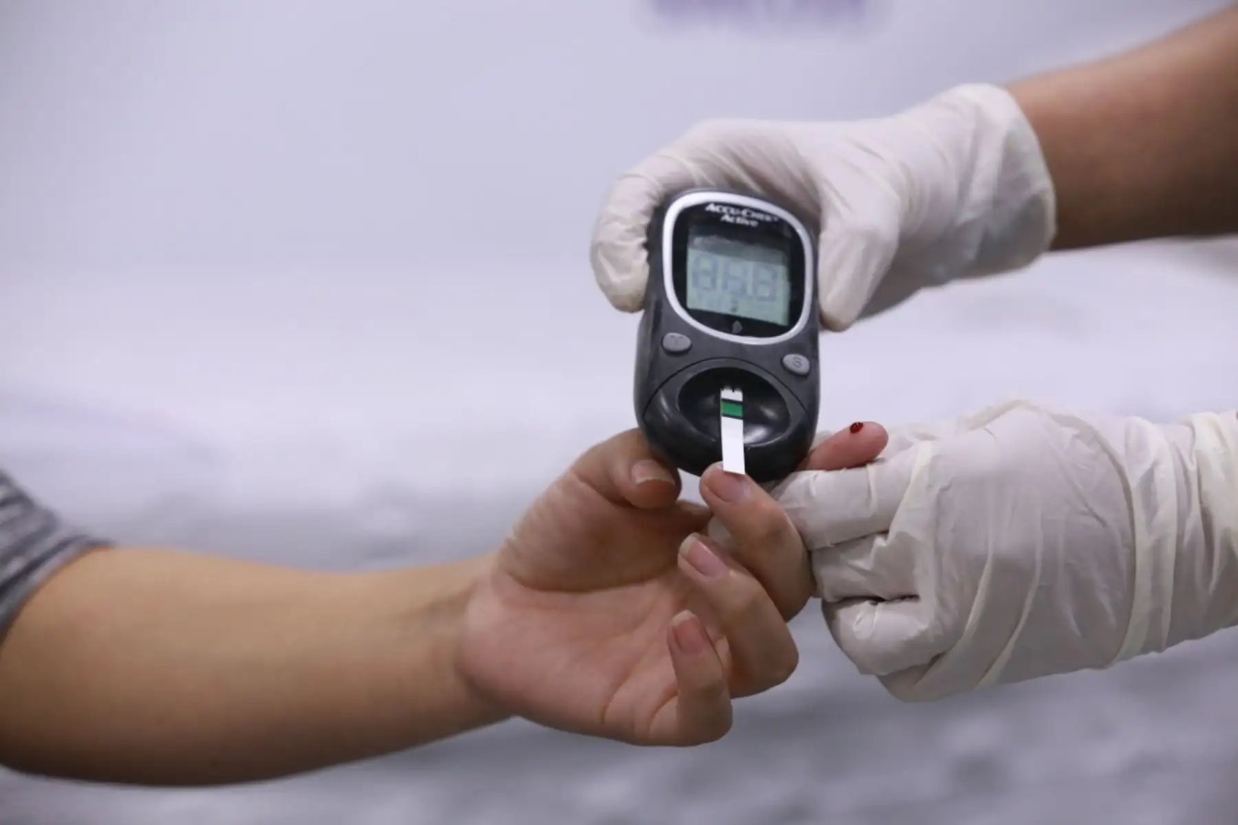 Practicar actividad física, seguir las recomendaciones del médico y medir los niveles de glucosa frecuentemente son las principales claves para llevar un control adecuado de la diabetes, así lo precisó la Dra. Elizabeth Salsavilca Macavilca, endocrinóloga de Sisol Salud de la Municipalidad de Lima.