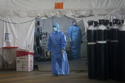 Trabajadores de salud de Sudáfrica atienden a pacientes con Covid-19. Foto: AFP.