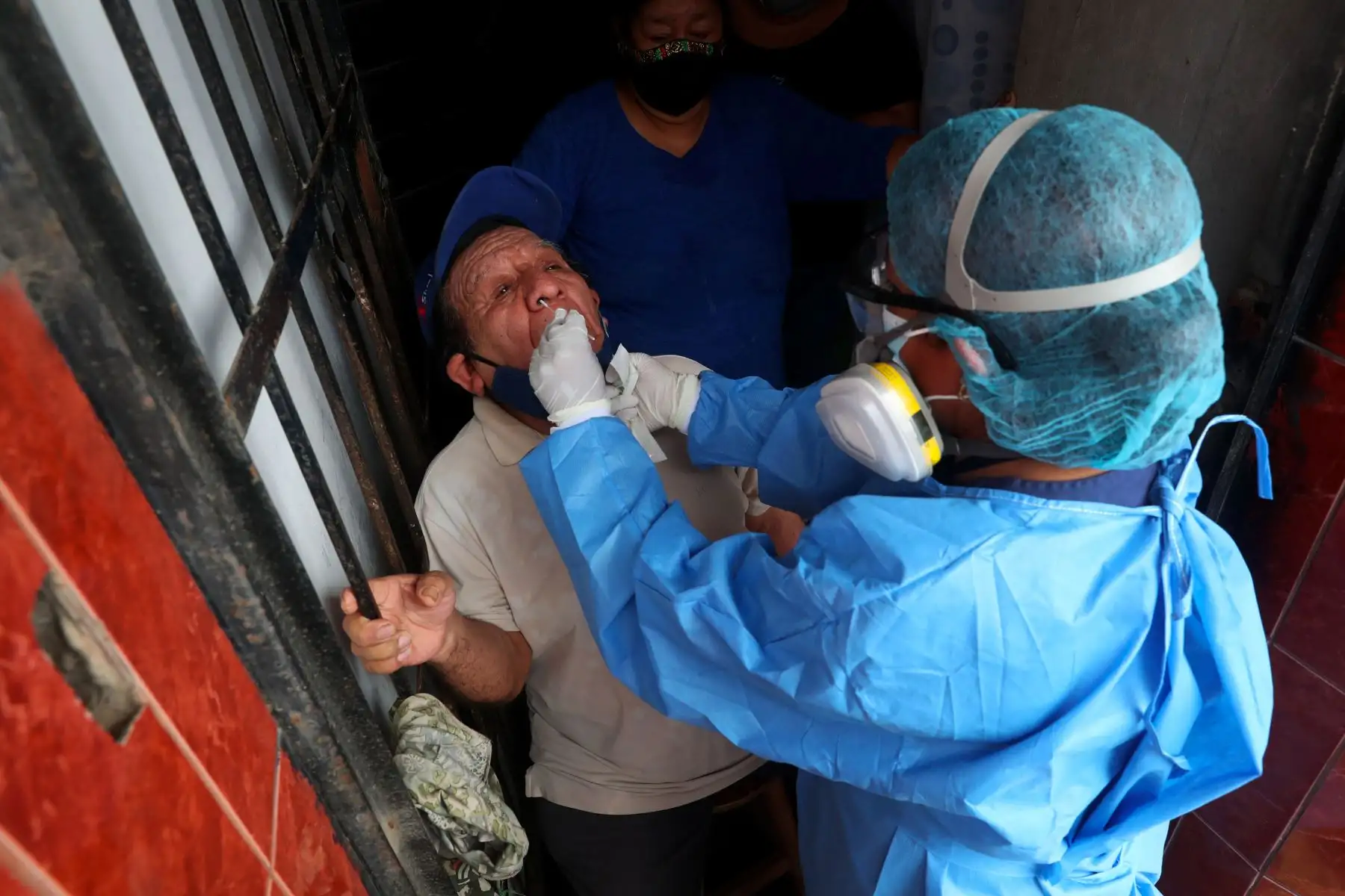 Fuerzas Armadas están desplegadas en diversos puntos del país para llevar a cabo la Operación Tayta. Atención primaria en salud para las personas más vulnerables, Esto es lo que está ocurriendo en Villa María del Triunfo. Foto:ANDINA/MindefPeru
