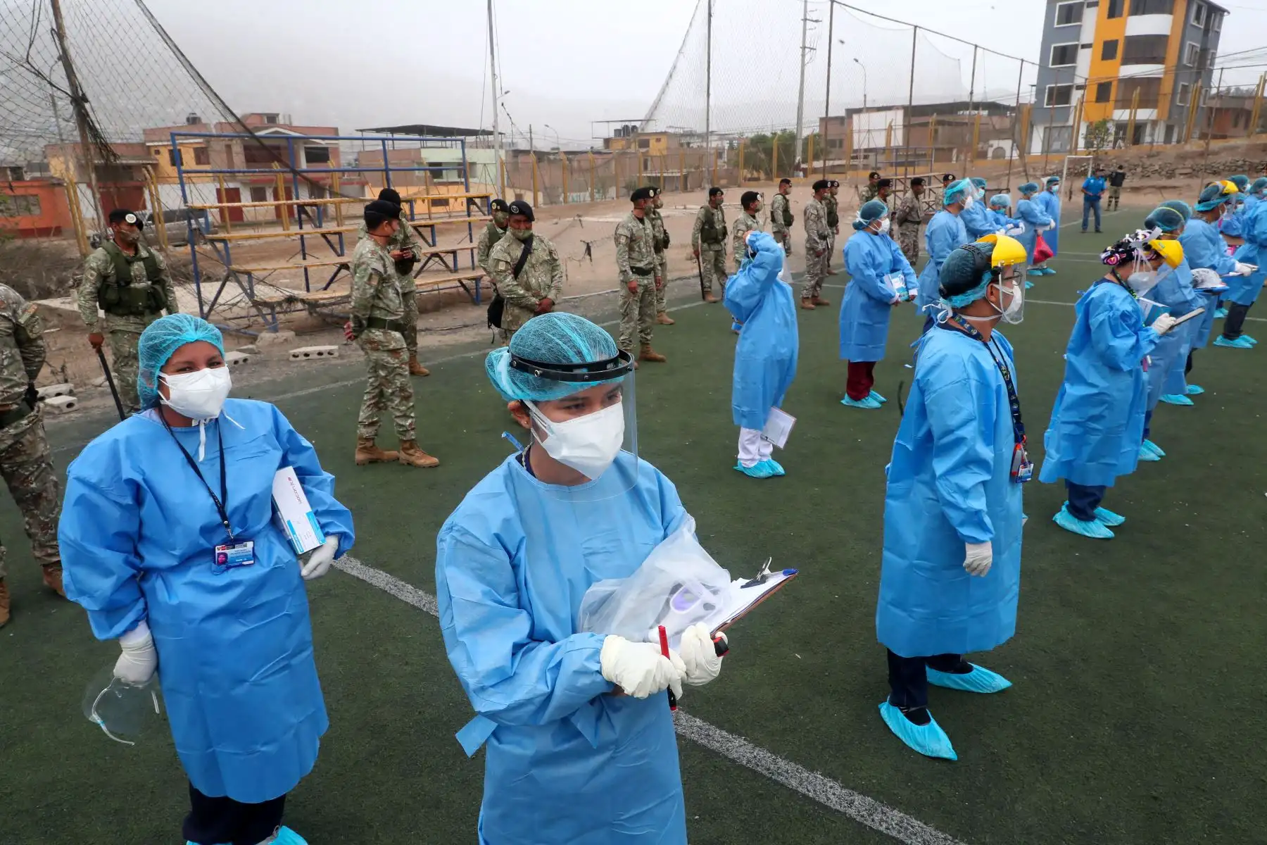 Fuerzas Armadas están desplegadas en diversos puntos del país para llevar a cabo la Operación Tayta. Atención primaria en salud para las personas más vulnerables, Esto es lo que está ocurriendo en Villa María del Triunfo. Foto:ANDINA/MindefPeru