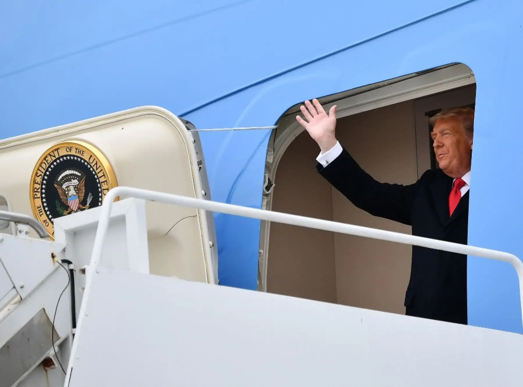 El presidente de los Estados Unidos, Donald Trump, recorre una sección del muro fronterizo en Alamo, Texas. Foto: AFP