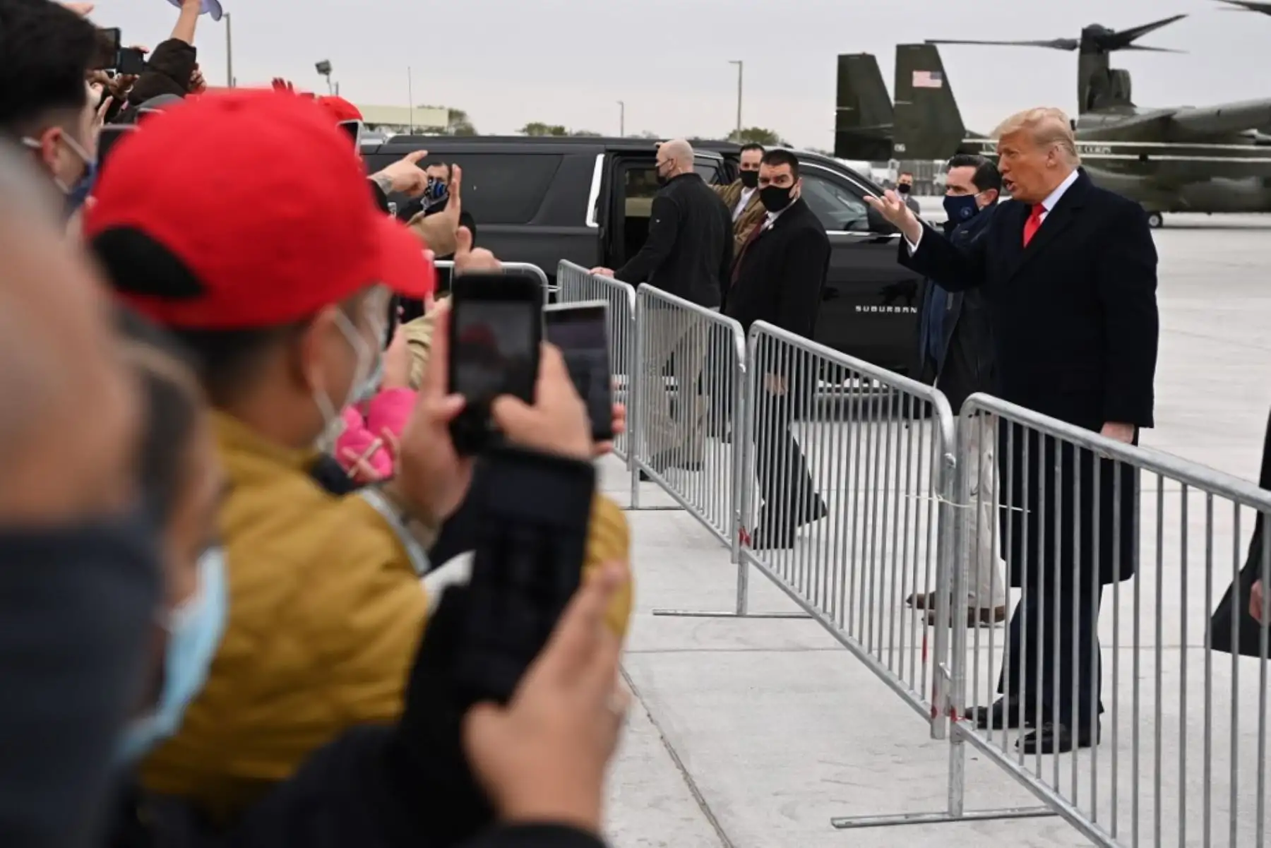 El presidente de los Estados Unidos, Donald Trump, recorre una sección del muro fronterizo en Alamo, Texas. Foto: AFP