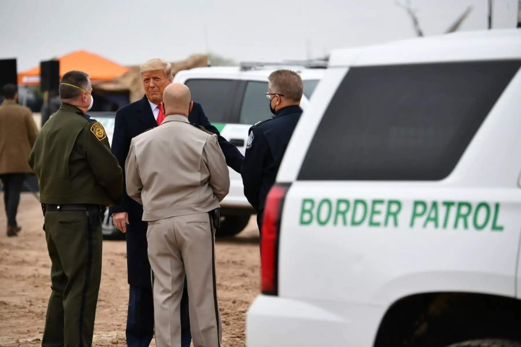 El presidente de los Estados Unidos, Donald Trump, recorre una sección del muro fronterizo en Alamo, Texas. Foto: AFP