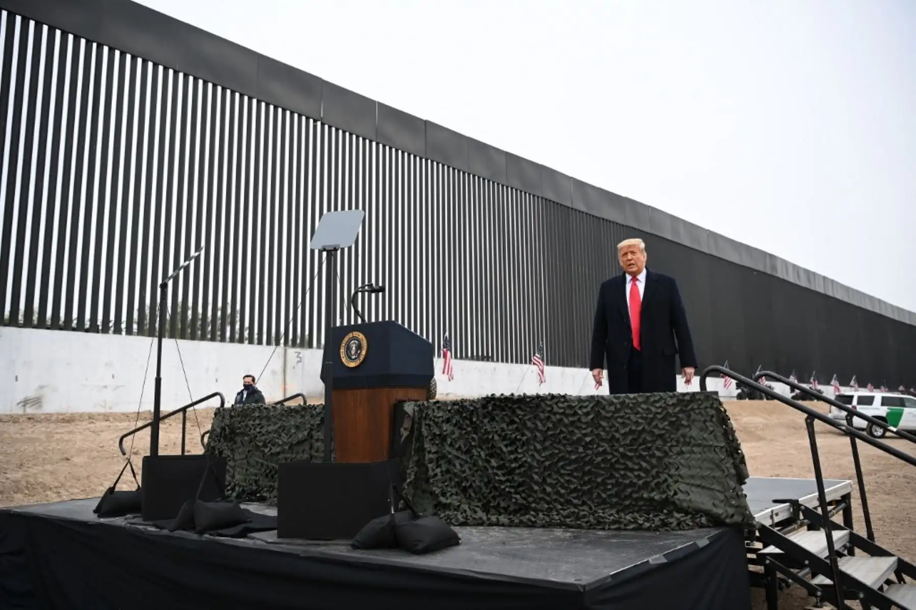 El presidente de los Estados Unidos, Donald Trump, recorre una sección del muro fronterizo en Alamo, Texas. Foto: AFP