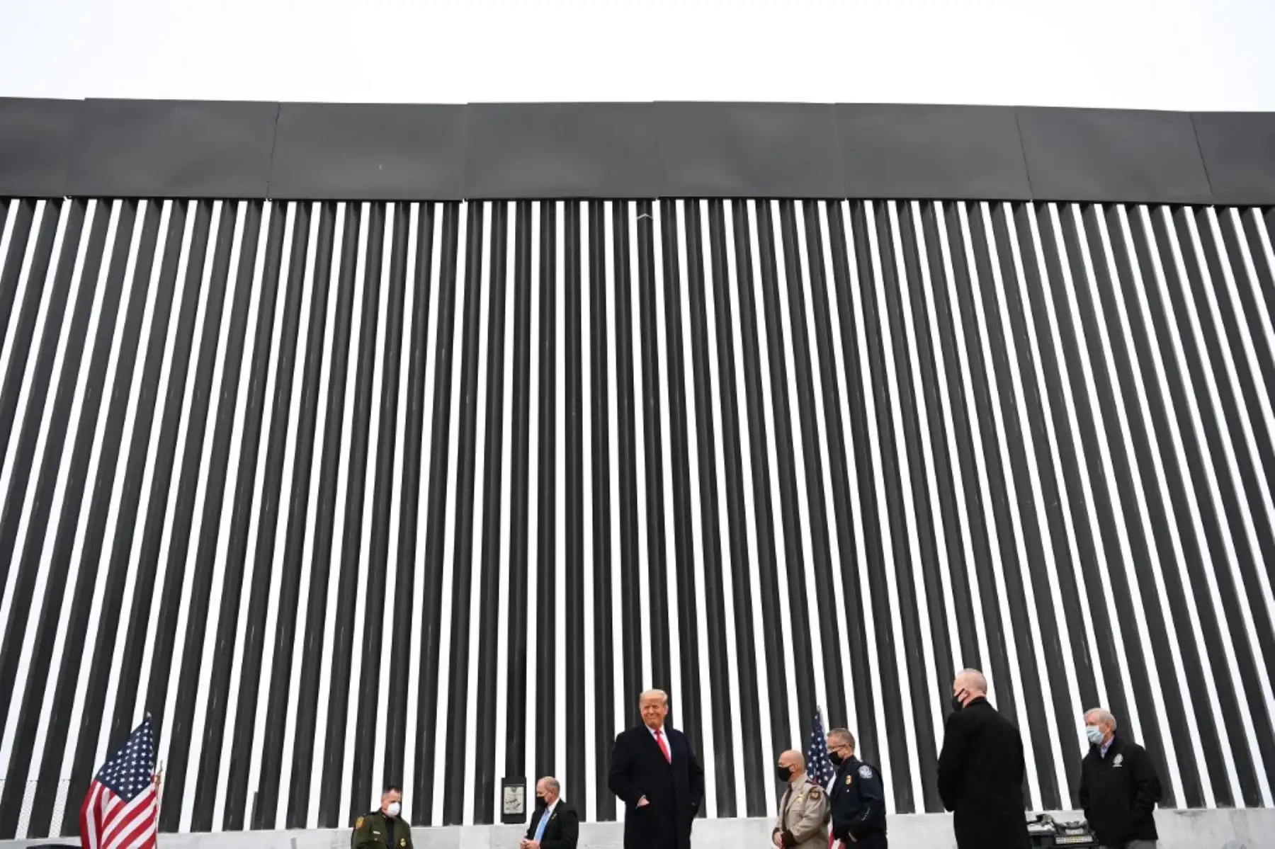 El presidente de los Estados Unidos, Donald Trump, recorre una sección del muro fronterizo en Alamo, Texas. Foto: AFP