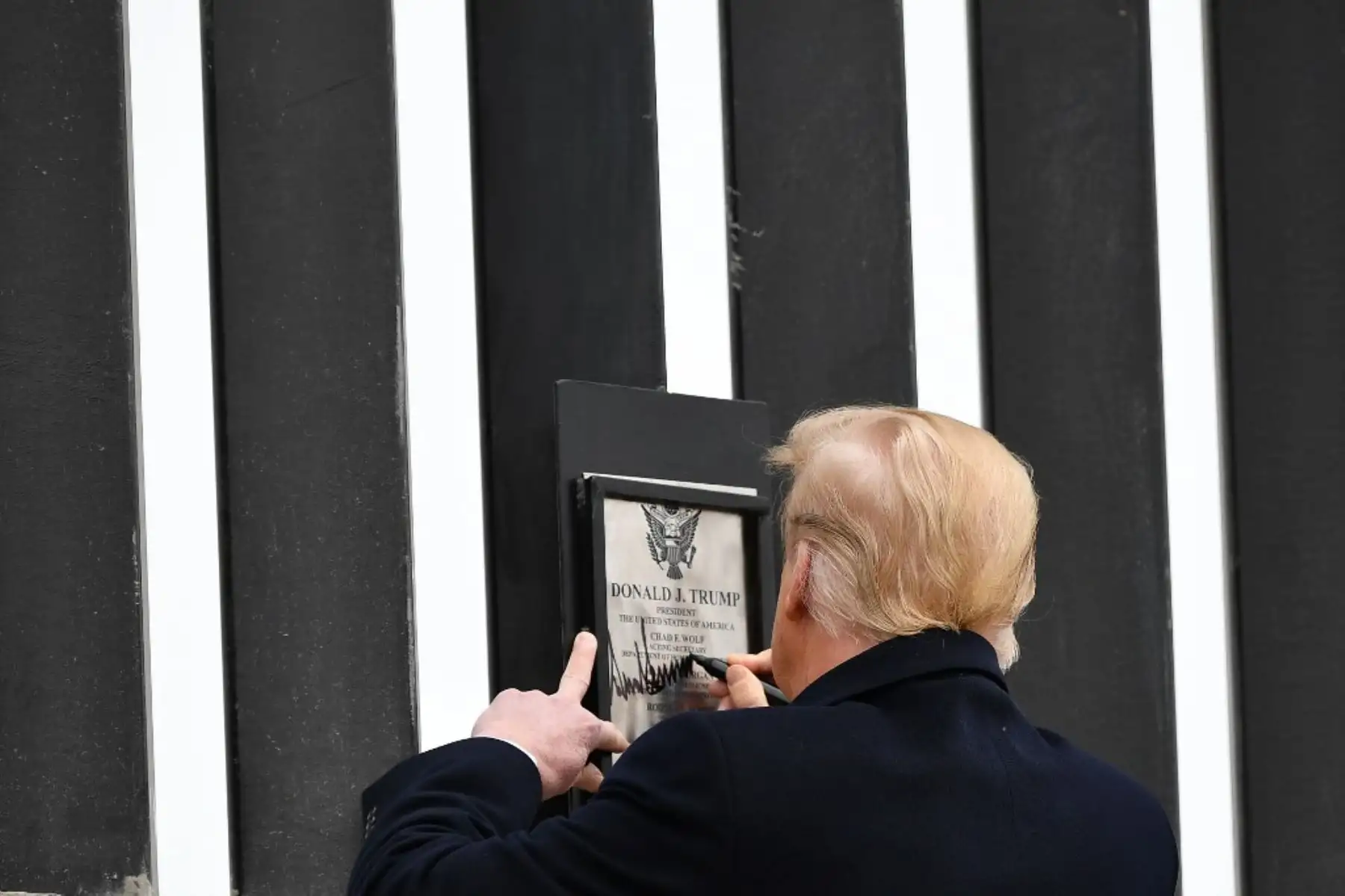 El presidente de los Estados Unidos, Donald Trump, recorre una sección del muro fronterizo en Alamo, Texas. Foto: AFP