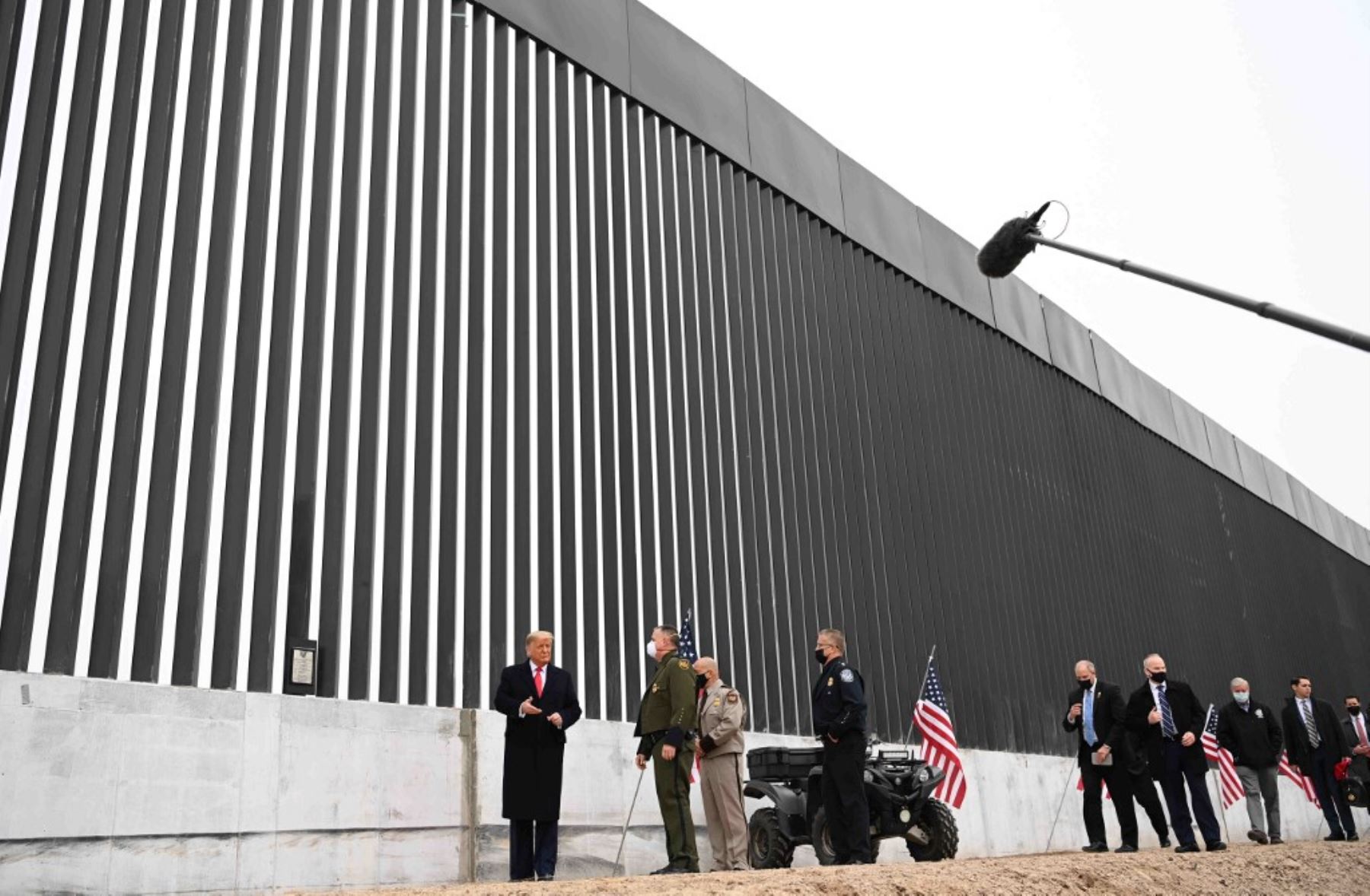 El presidente de los Estados Unidos, Donald Trump, recorre una sección del muro fronterizo en Alamo, Texas. Foto: AFP