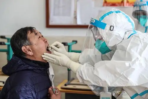 El domingo, Rusia confirmó su primer caso de la nueva cepa de covid-19, que sería mucho más contagiosa, según científicos. Foto: AFP