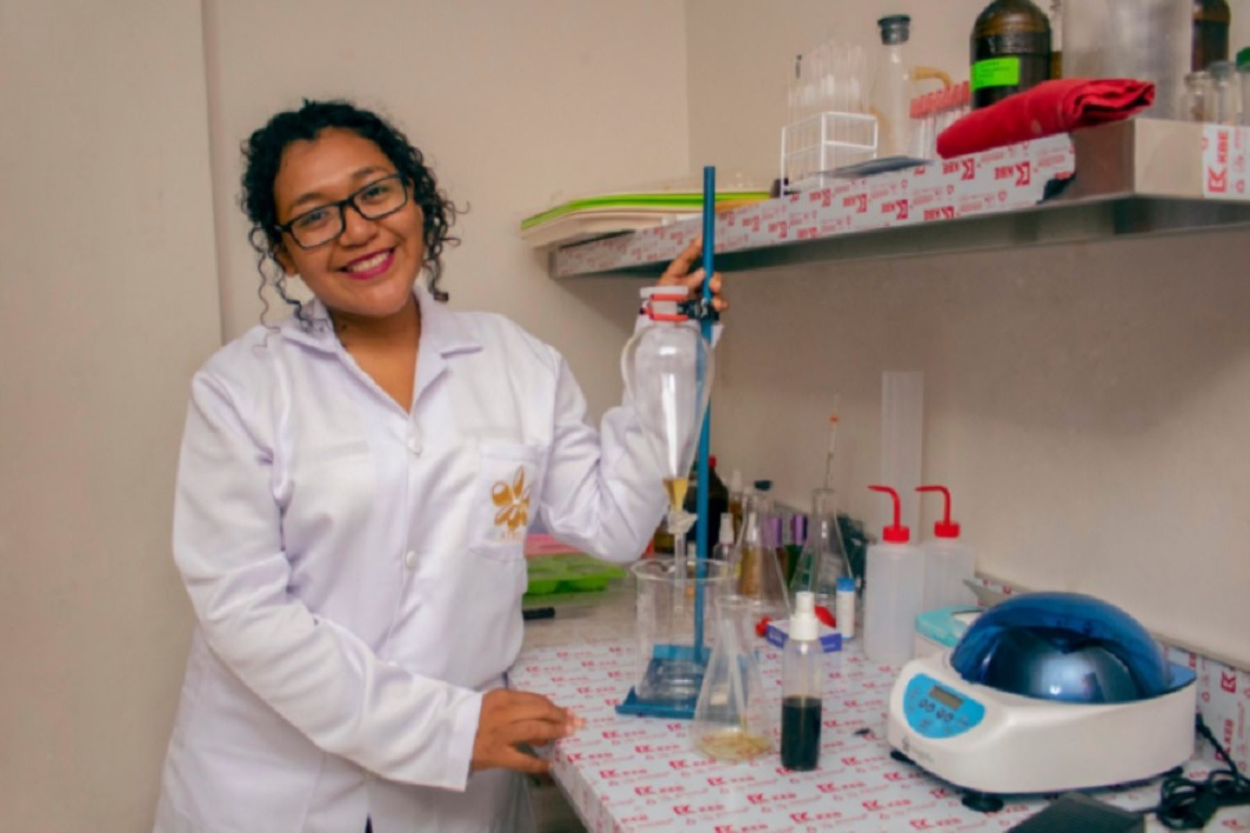 Bióloga de la Universidad Nacional de Piura, Jazmín Mauriola Espinoza, investigadora del potencial de las orquídeas para la industria cosmética y fundadora del emprendimiento Govens SRL y creadora de la marca Atris de perfumes, aceites corporales y jabones a base de esta flor. Foto: Innóvate Perú