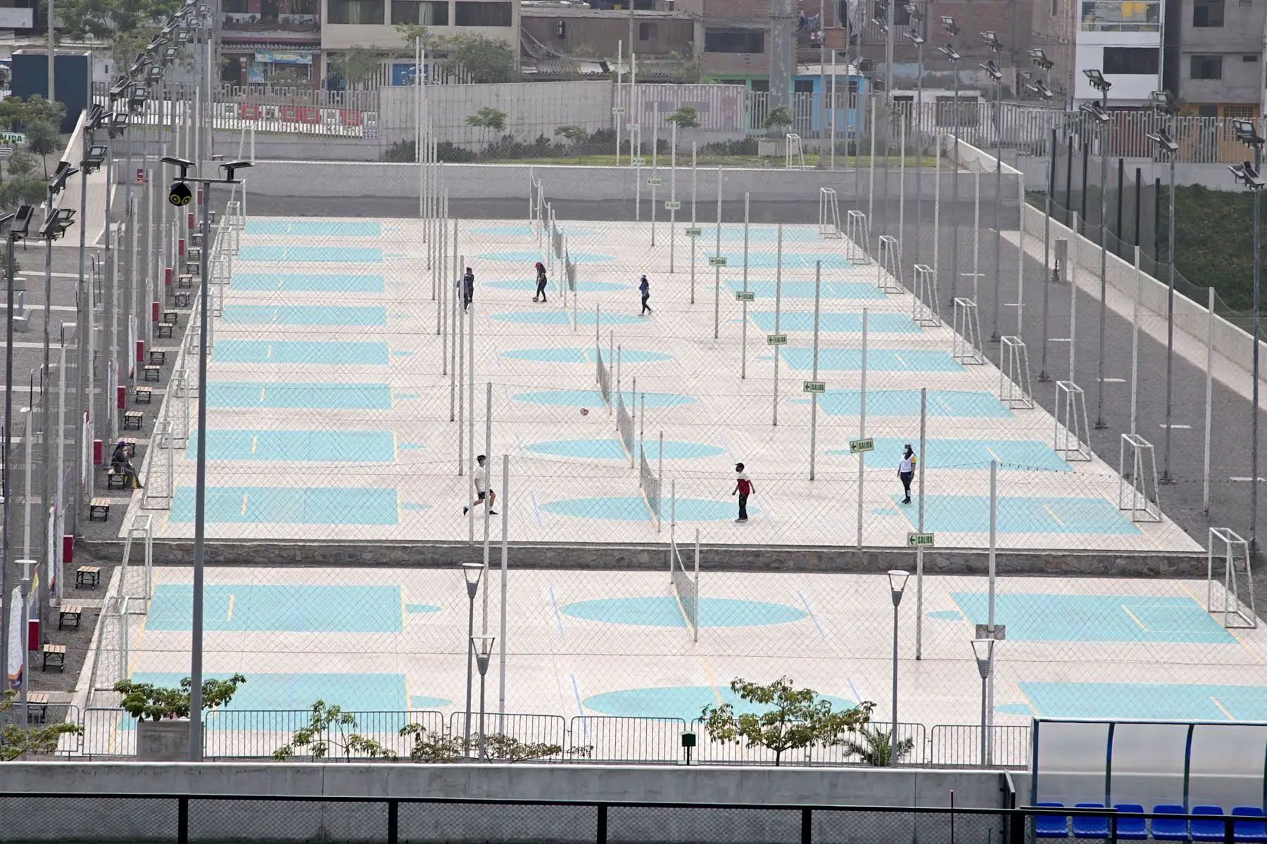 El complejo Andrés Avelino Cáceres de VMT, abrió sus puertas a la comunidad, desde el martes 05 de enero, habilitando las canchas de tenis, la pista atlética, la ciclovía y el paseo de banderas. En esta segunda etapa de la marcha blanca, se suman nuevas áreas, por lo que se espera beneficiar a unos 1251 vecinos al día, cumpliendo todos los protocolos de bioseguridad. Foto: LEGADO