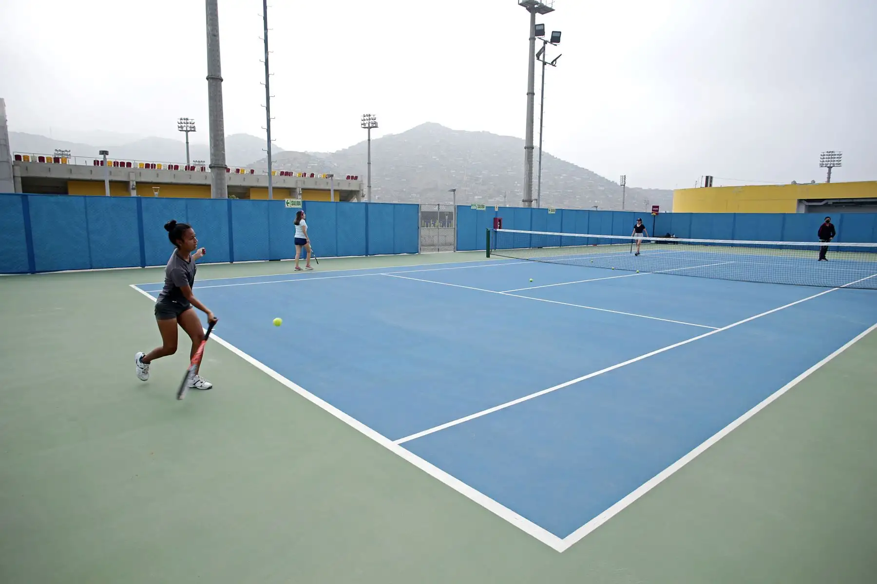 El complejo Andrés Avelino Cáceres de VMT, abrió sus puertas a la comunidad, desde el martes 05 de enero, habilitando las canchas de tenis, la pista atlética, la ciclovía y el paseo de banderas. En esta segunda etapa de la marcha blanca, se suman nuevas áreas, por lo que se espera beneficiar a unos 1251 vecinos al día, cumpliendo todos los protocolos de bioseguridad. Foto: LEGADO