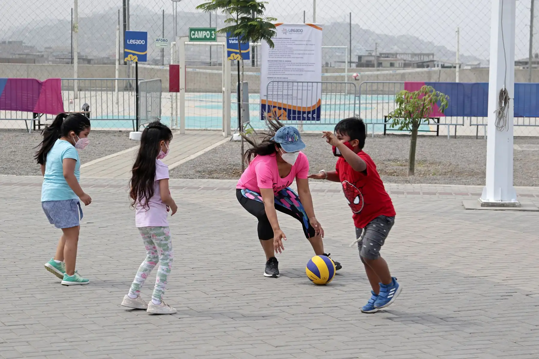 El complejo Andrés Avelino Cáceres de VMT, abrió sus puertas a la comunidad, desde el martes 05 de enero, habilitando las canchas de tenis, la pista atlética, la ciclovía y el paseo de banderas. En esta segunda etapa de la marcha blanca, se suman nuevas áreas, por lo que se espera beneficiar a unos 1251 vecinos al día, cumpliendo todos los protocolos de bioseguridad. Foto: LEGADO