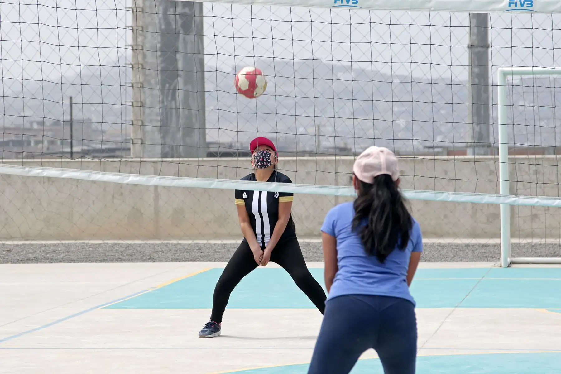 El complejo Andrés Avelino Cáceres de VMT, abrió sus puertas a la comunidad, desde el martes 05 de enero, habilitando las canchas de tenis, la pista atlética, la ciclovía y el paseo de banderas. En esta segunda etapa de la marcha blanca, se suman nuevas áreas, por lo que se espera beneficiar a unos 1251 vecinos al día, cumpliendo todos los protocolos de bioseguridad. Foto: LEGADO