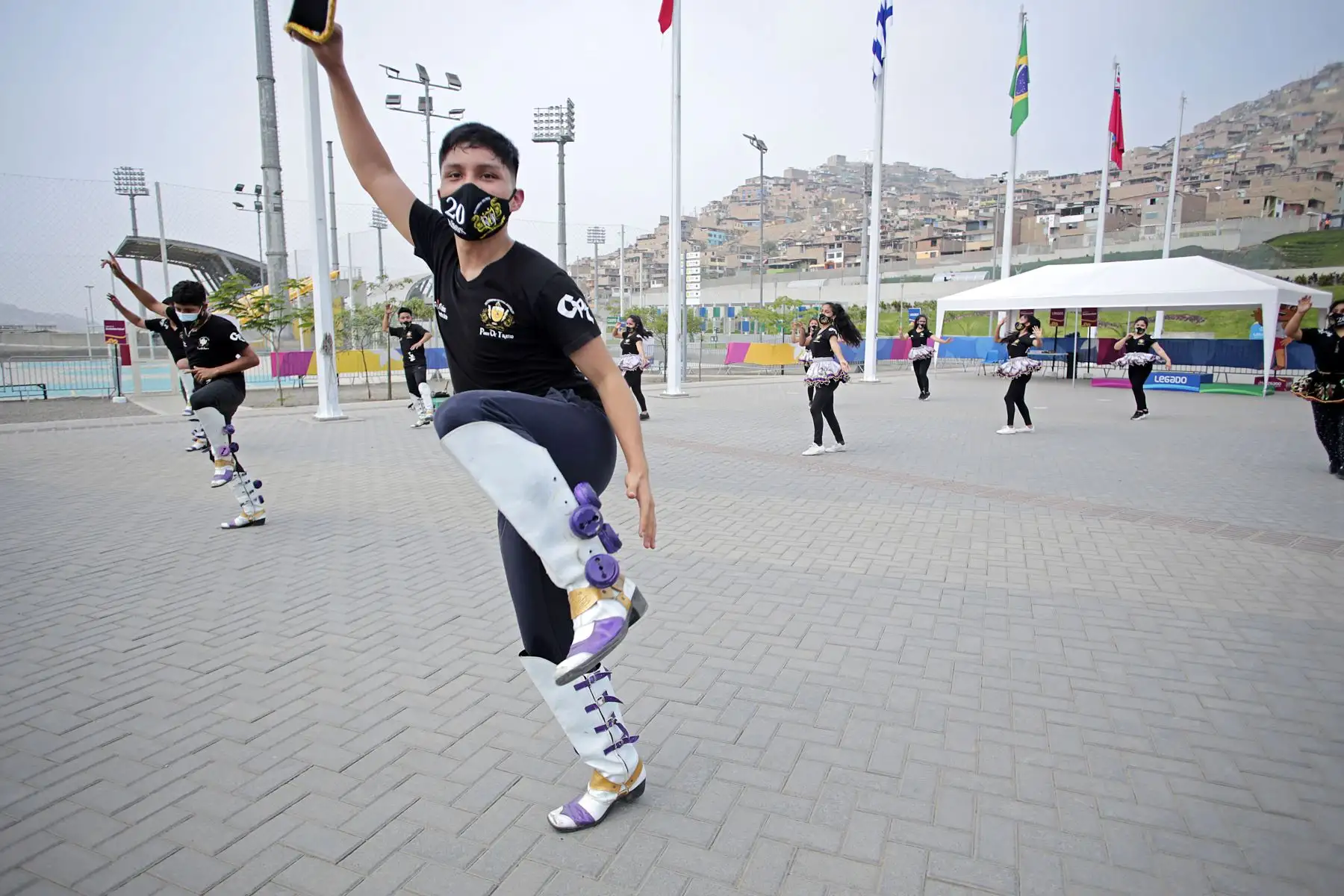 El complejo Andrés Avelino Cáceres de VMT, abrió sus puertas a la comunidad, desde el martes 05 de enero, habilitando las canchas de tenis, la pista atlética, la ciclovía y el paseo de banderas. En esta segunda etapa de la marcha blanca, se suman nuevas áreas, por lo que se espera beneficiar a unos 1251 vecinos al día, cumpliendo todos los protocolos de bioseguridad. Foto: LEGADO