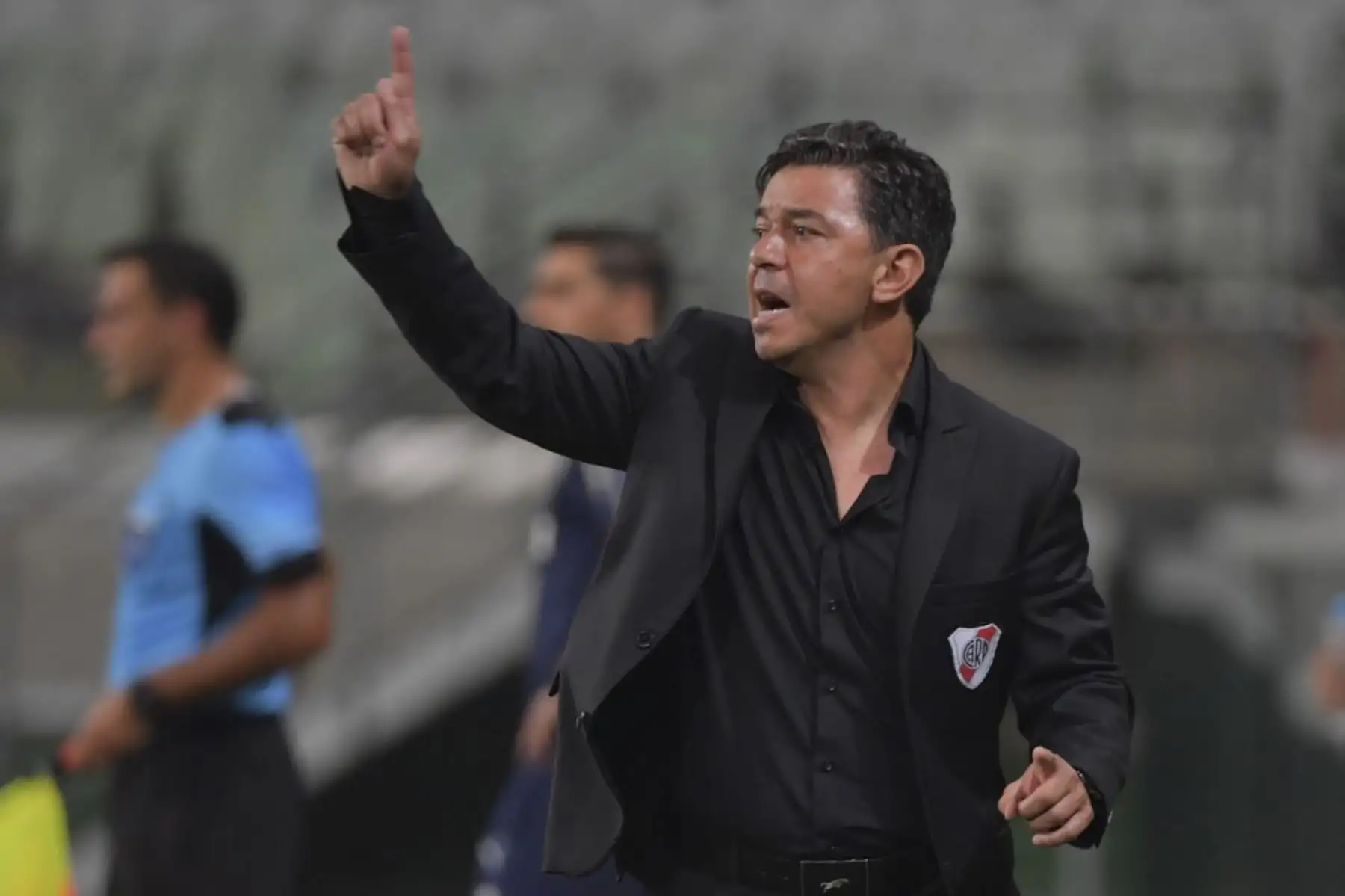 El entrenador argentino de River Plate, Marcelo Gallardo, da instrucciones durante el partido de fútbol de semifinales de la Copa Libertadores contra el Palmeiras de Brasil en el estadio Allianz Parque en Sao Paulo, Brasil. Foto: AFP