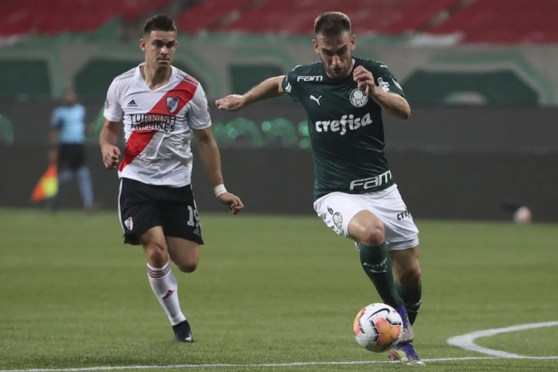 El brasileño de Palmeiras, Alan Empereur, es desafiado por el argentino River Plate colombiano Rafael Santos Borre durante la semifinal de la Copa Libertadores en el estadio Allianz Parque en Sao Paulo, Brasil. Foto: AFP