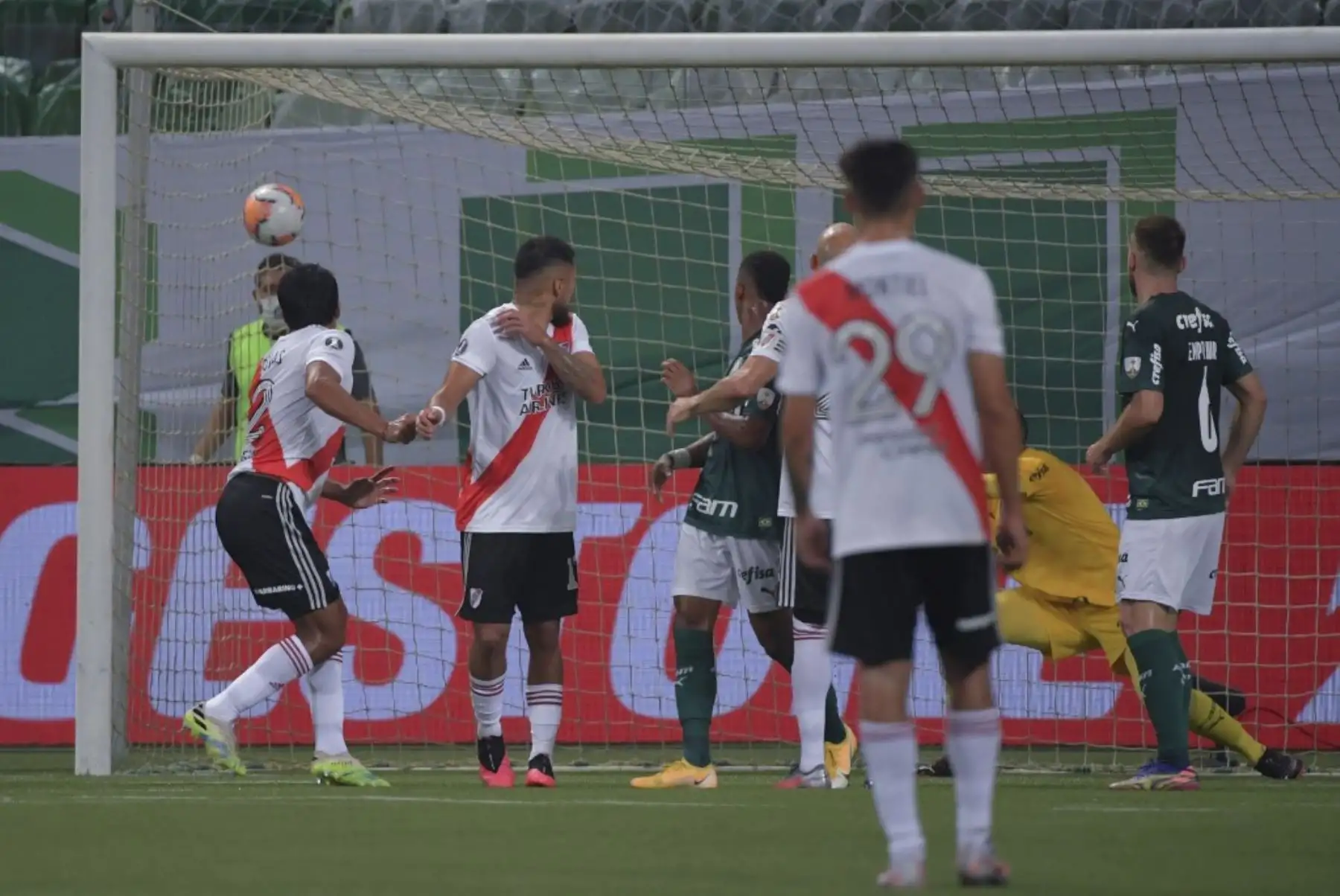 El jugador de River Plate, el paraguayo Robert Rojas anota un cabezazo contra el Palmeiras de Brasil durante la semifinal de la Copa Libertadores en el estadio Allianz Parque en Sao Paulo, Brasil. Foto: AFP