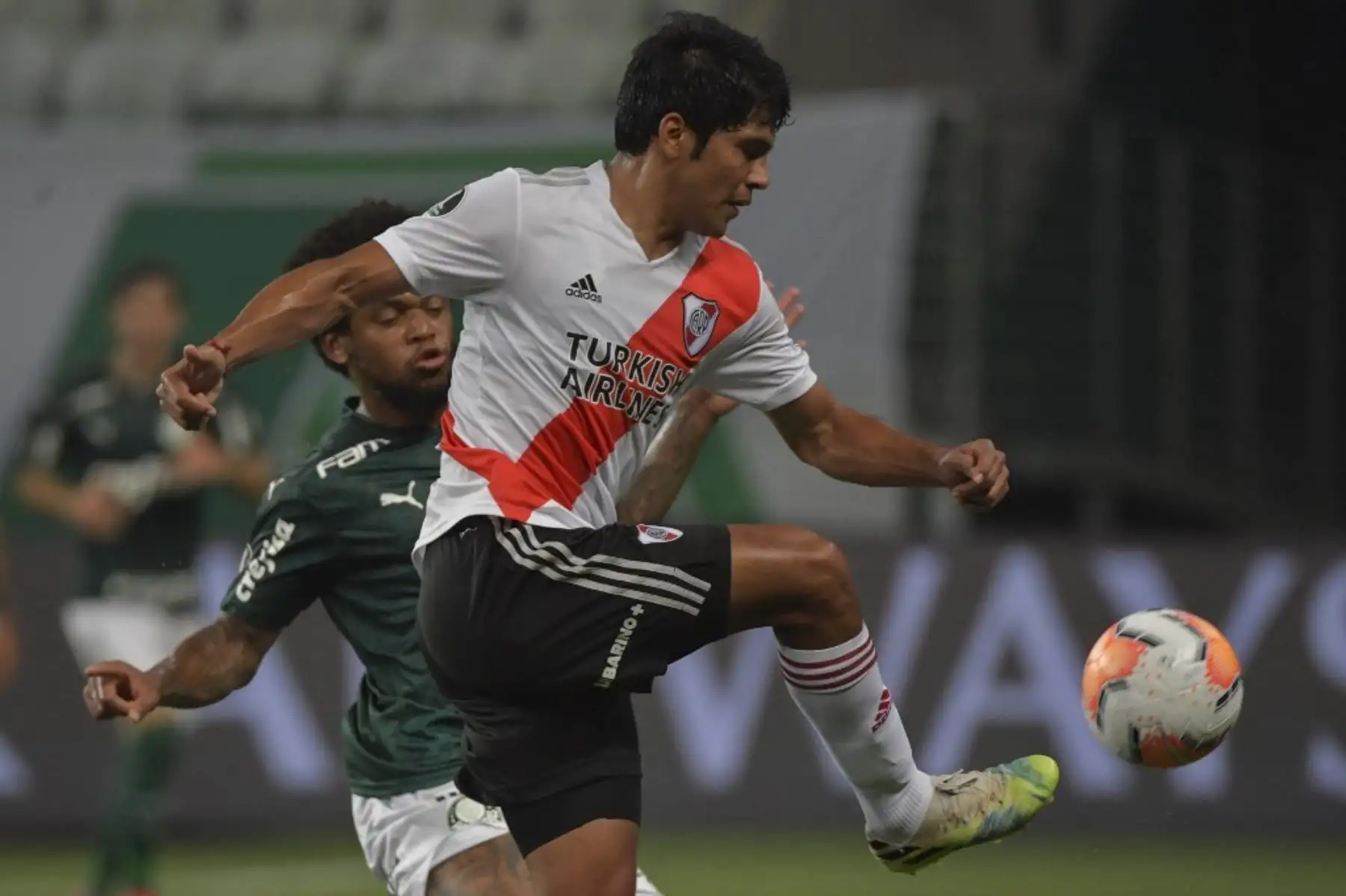 El paraguayo Robert Rojas y el brasileño Palmeiras Luiz Adriano compiten por el balón durante la semifinal de la Copa Libertadores en el estadio Allianz Parque en Sao Paulo, Brasil. Foto: AFP