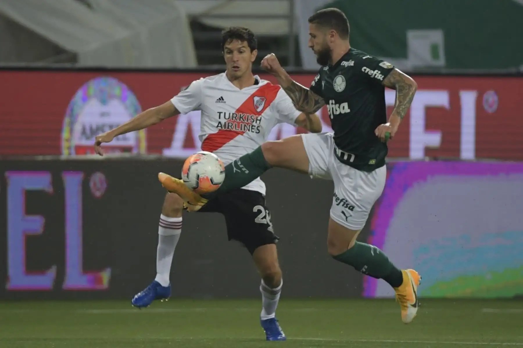 El Ignacio Fernández y el brasileño Palmeiras Ze Rafael compiten por el balón durante la semifinal de la Copa Libertadores en el estadio Allianz Parque en Sao Paulo, Brasil. Foto: AFP