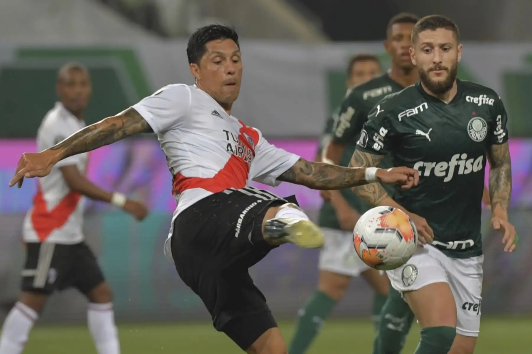 El argentino de River Plate, Enzo Pérez, y el brasileño Palmeiras Ze Rafael compiten por el balón durante la semifinal de la Copa Libertadores en el estadio Allianz Parque en Sao Paulo, Brasil. Foto: AFP