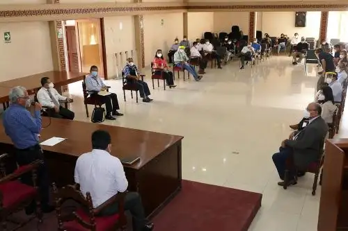 Gobernador regional Anselmo Lozano se reúne con autoridades de Lambayeque para afinar estrategia contra el covid-19.