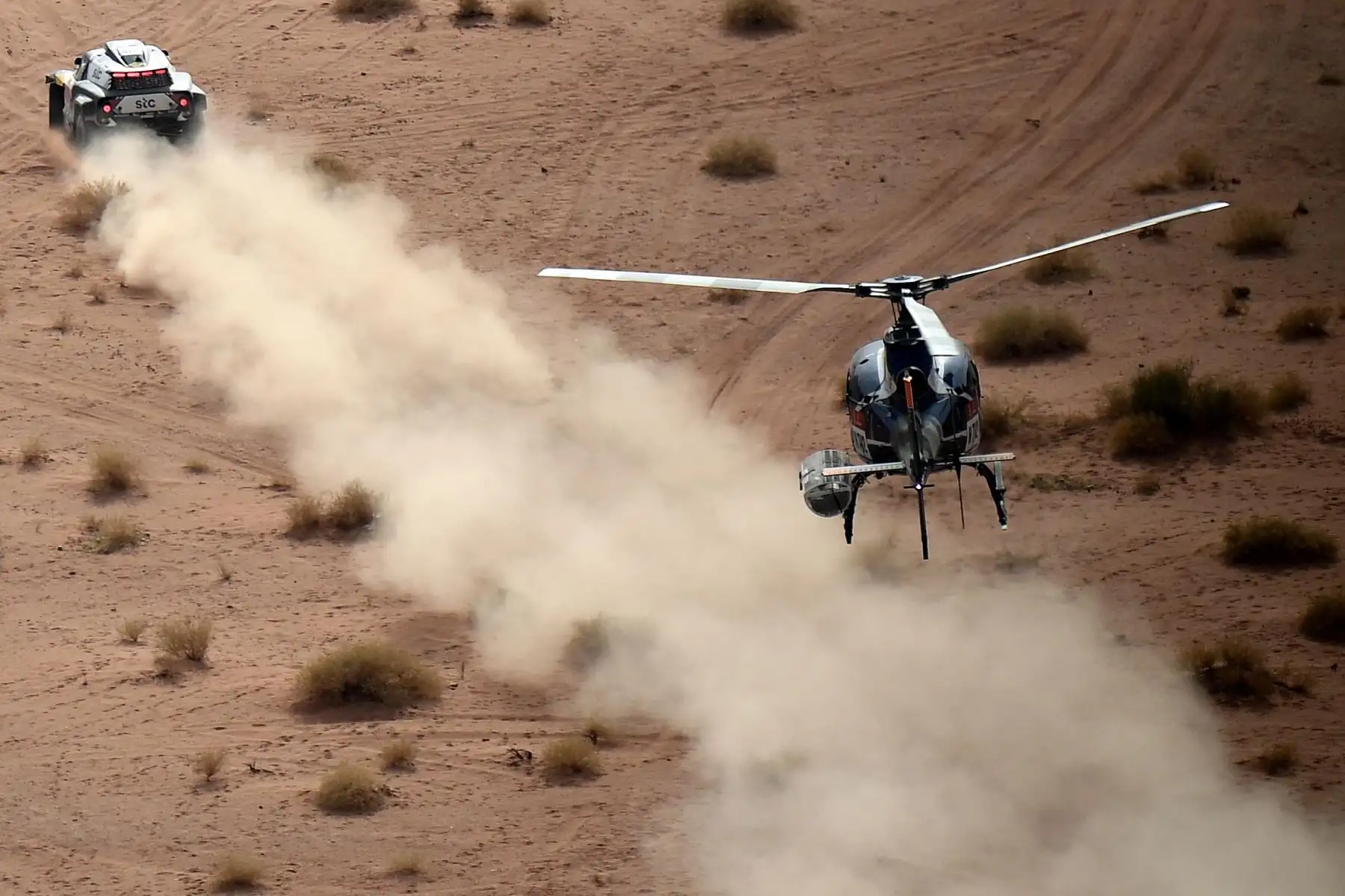 Los pilotos españoles de Mini Carlos Sainz de España y su copiloto Lucas Cruz de España compiten durante la Etapa 10 del Rally Dakar 2021 entre Neom y Alula en Arabia Saudita. Foto: AFP