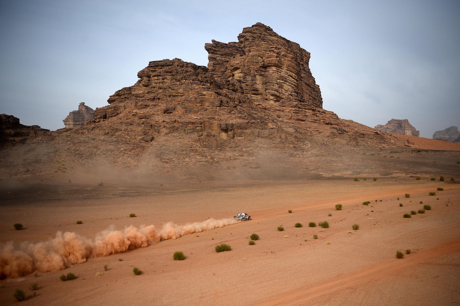 El piloto de Toyota Giniel De Villiers de Sudáfrica y su copiloto Alex Bravo Haro de España compiten durante la etapa 10 del Rally Dakar 2021 entre Neom y Alula en Arabia Saudita. Foto: AFP