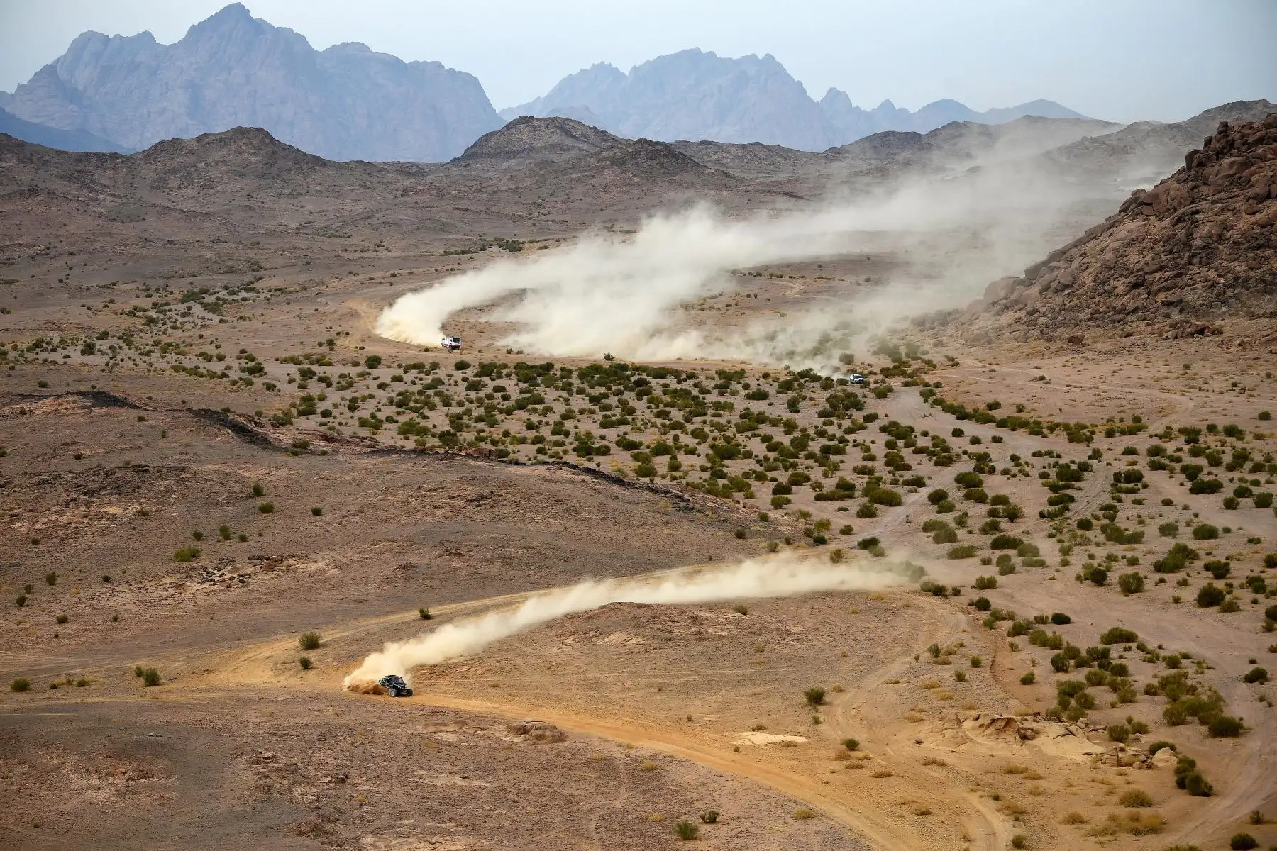 Los competidores conducen durante la etapa 10 del Rally Dakar 2021 entre Neom y Alula en Arabia Saudita. Foto: AFP