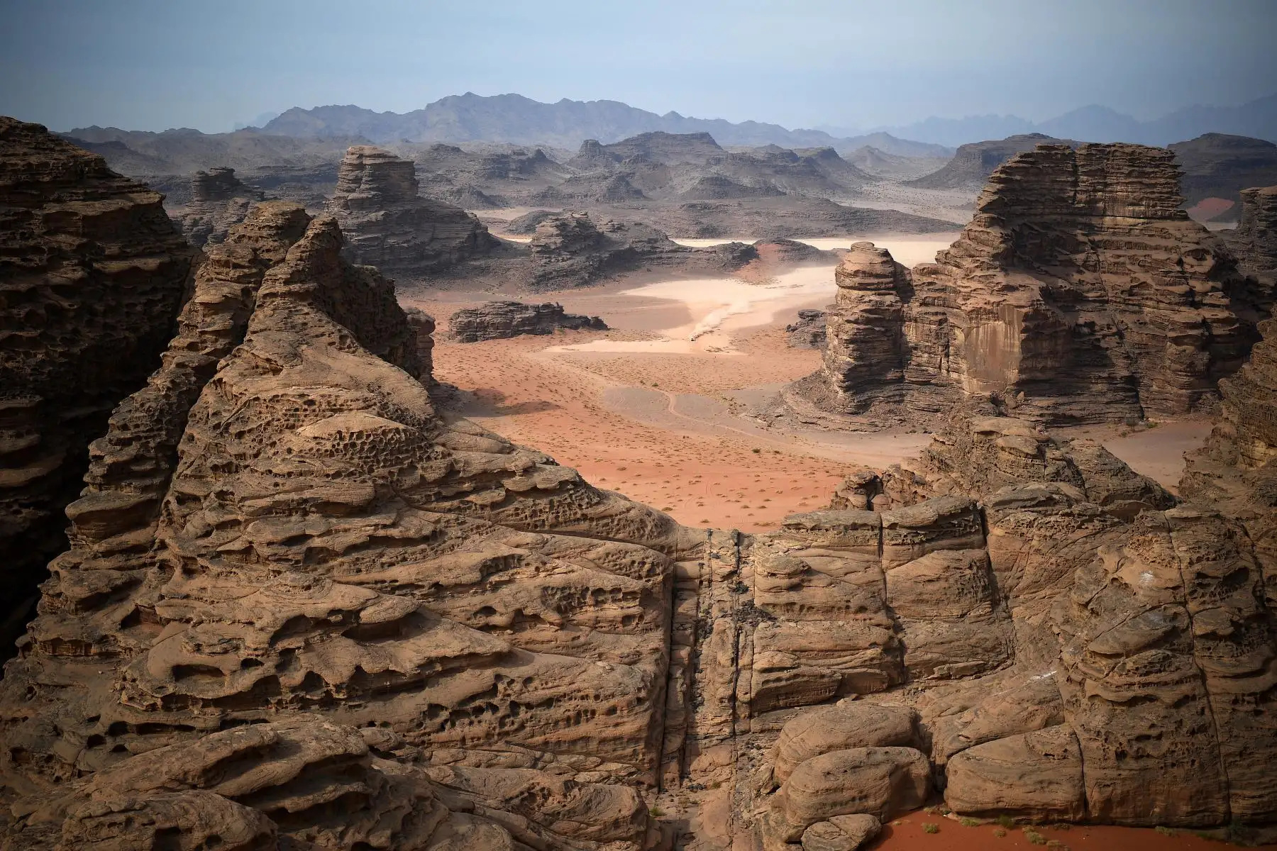Los competidores conducen durante la etapa 10 del Rally Dakar 2021 entre Neom y Alula en Arabia Saudita. Foto: AFP