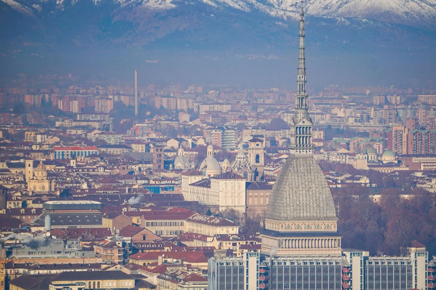 La Mole Antonelliana en la ciudad cubierta de smog con el telón de fondo de montañas nevadas en Turín, Italia. Foto: EFE